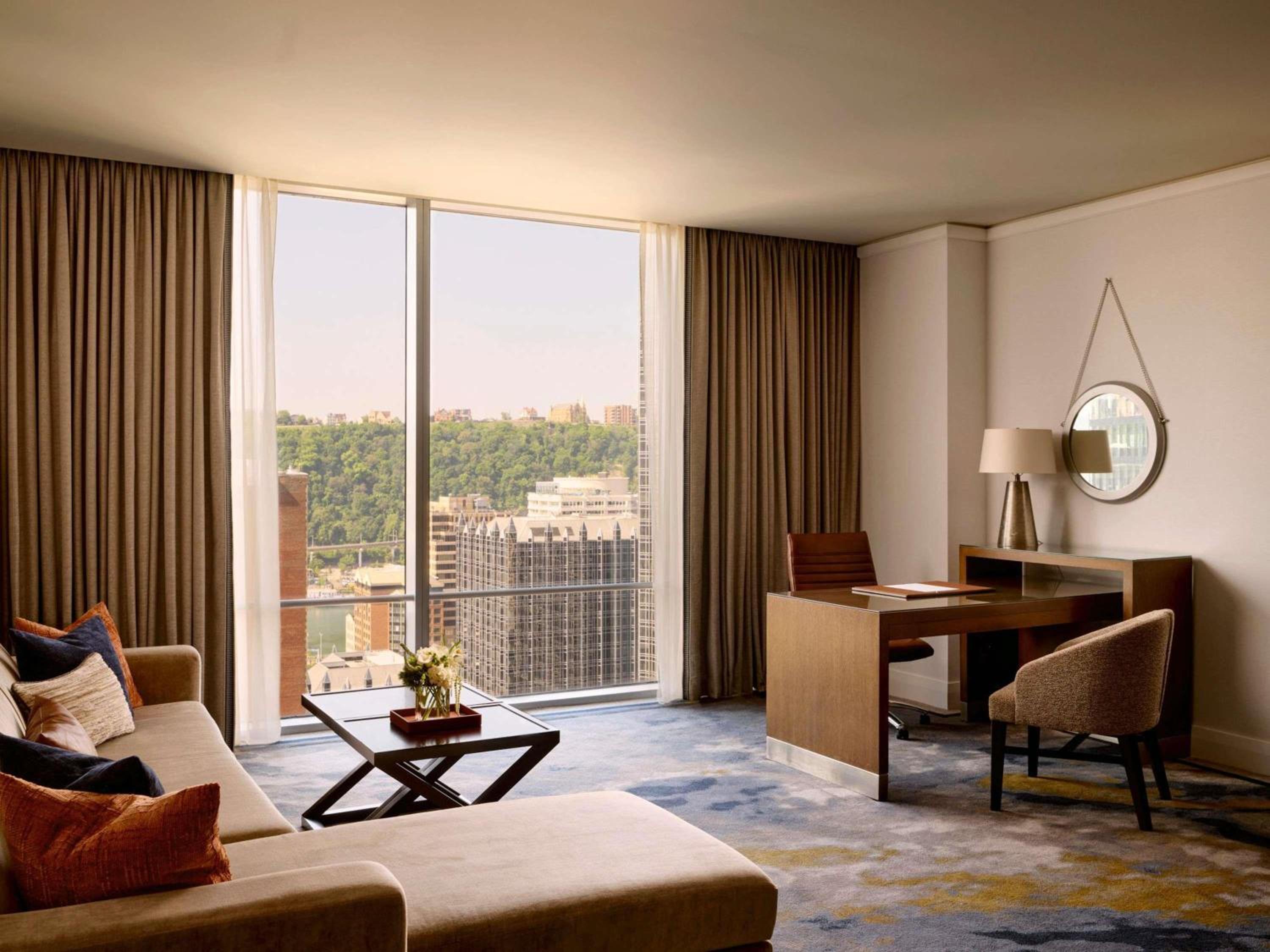Executive King Suite with Mountain View photo 2