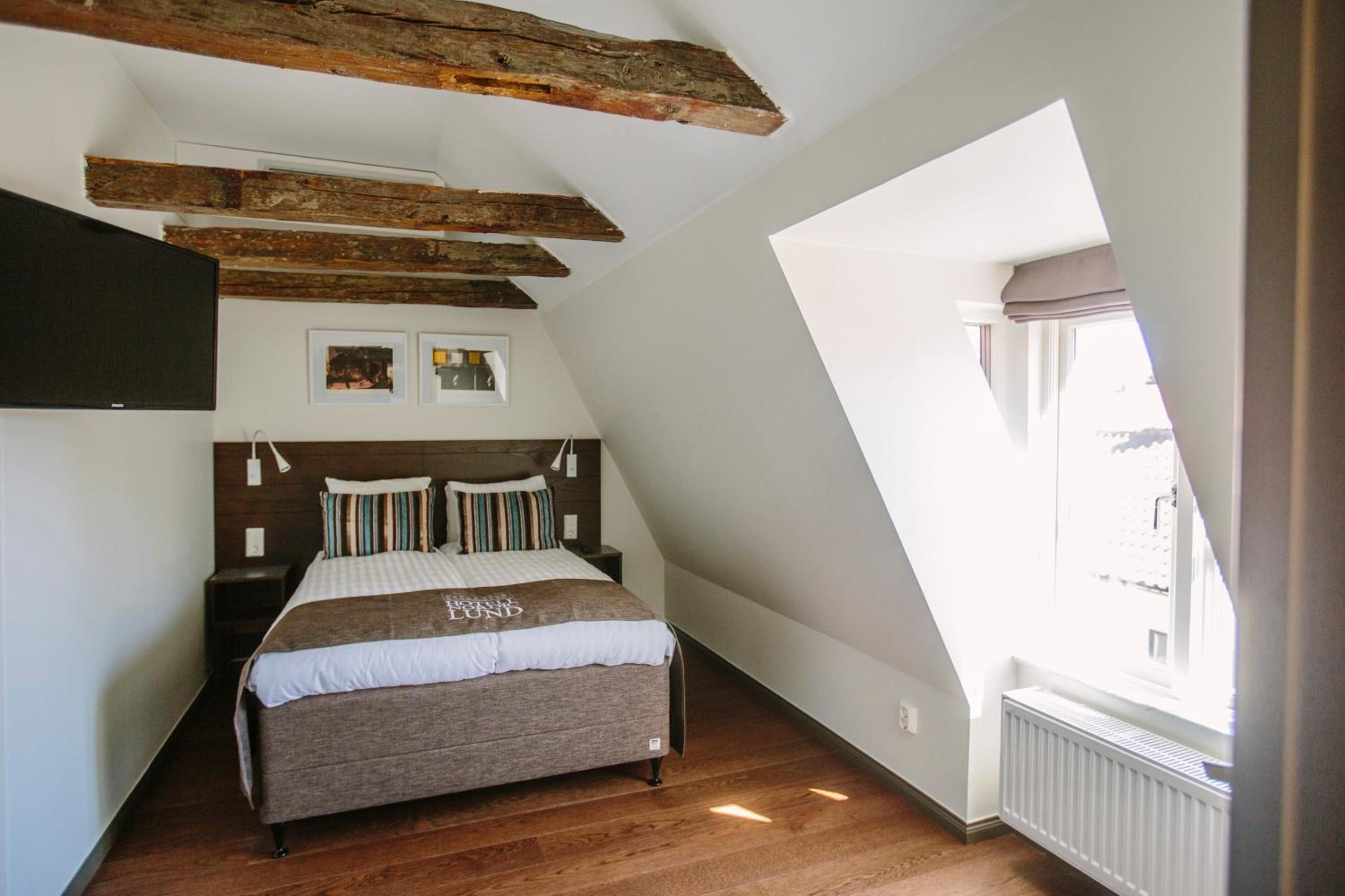 Junior Queen Suite