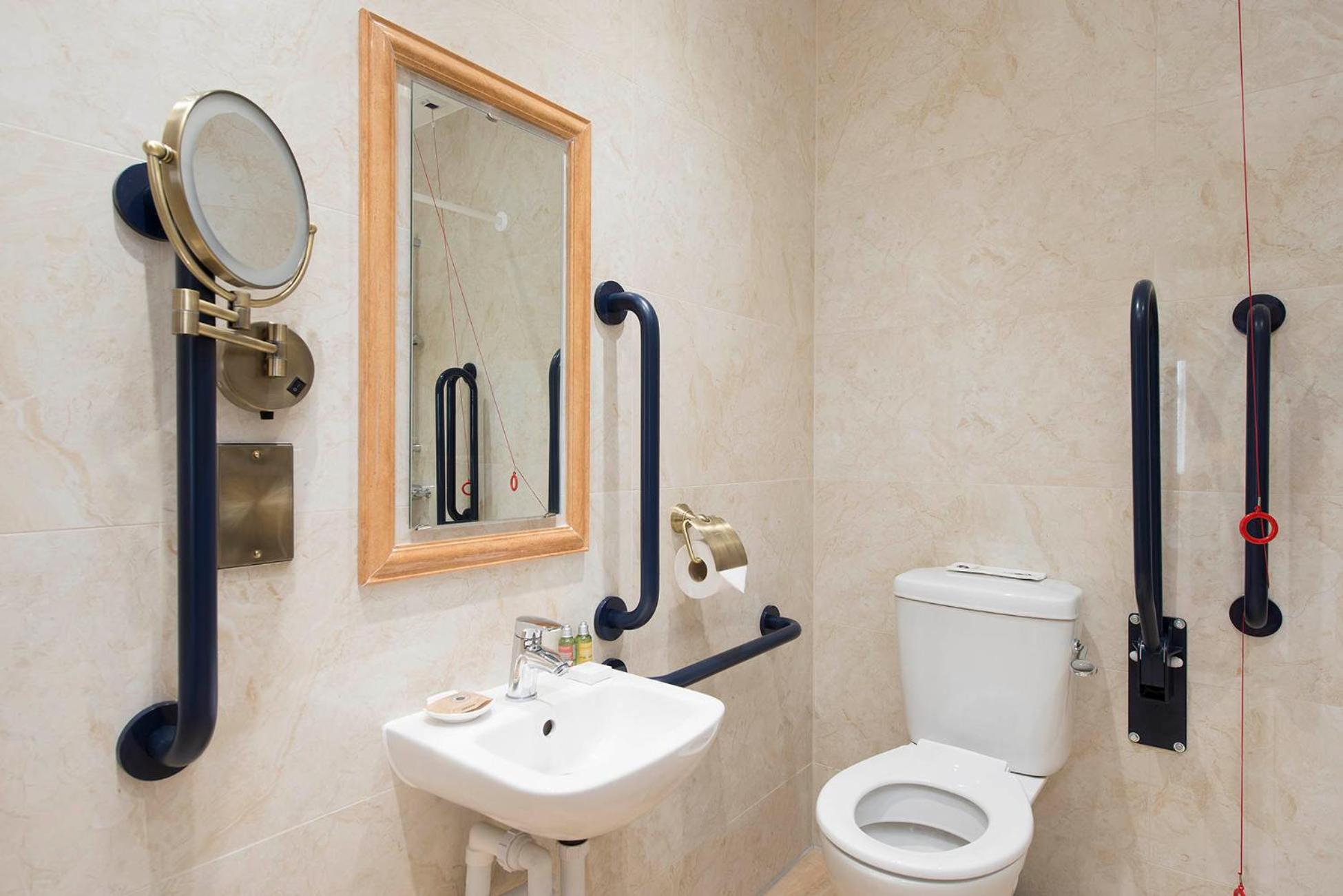 Deluxe Double Room - Disability Access photo 3