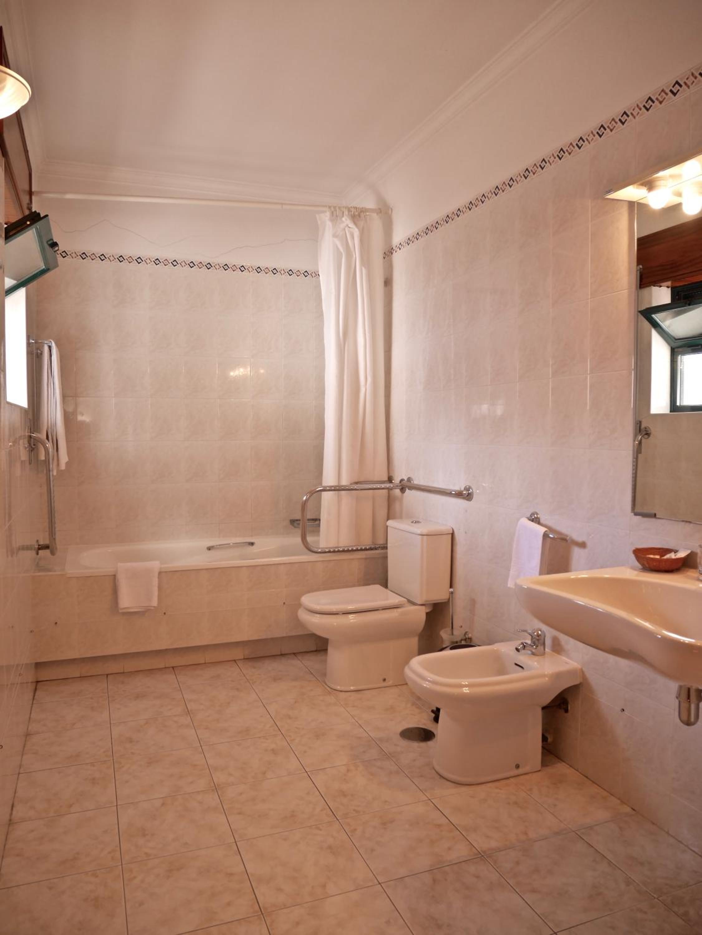 Twin Room - Disability Access - Photo 3
