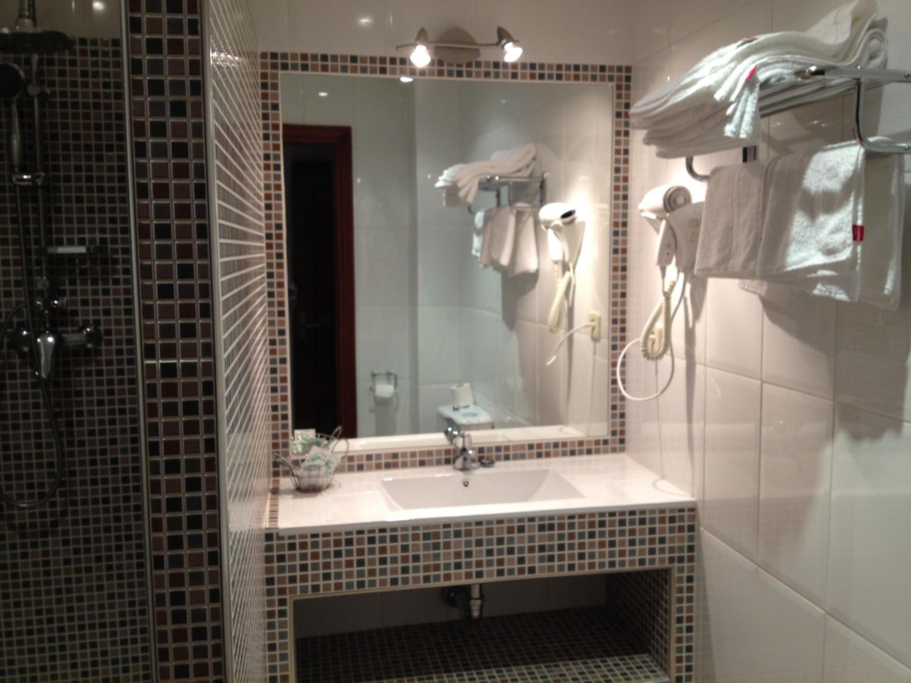 Double or Twin Room - Photo 7