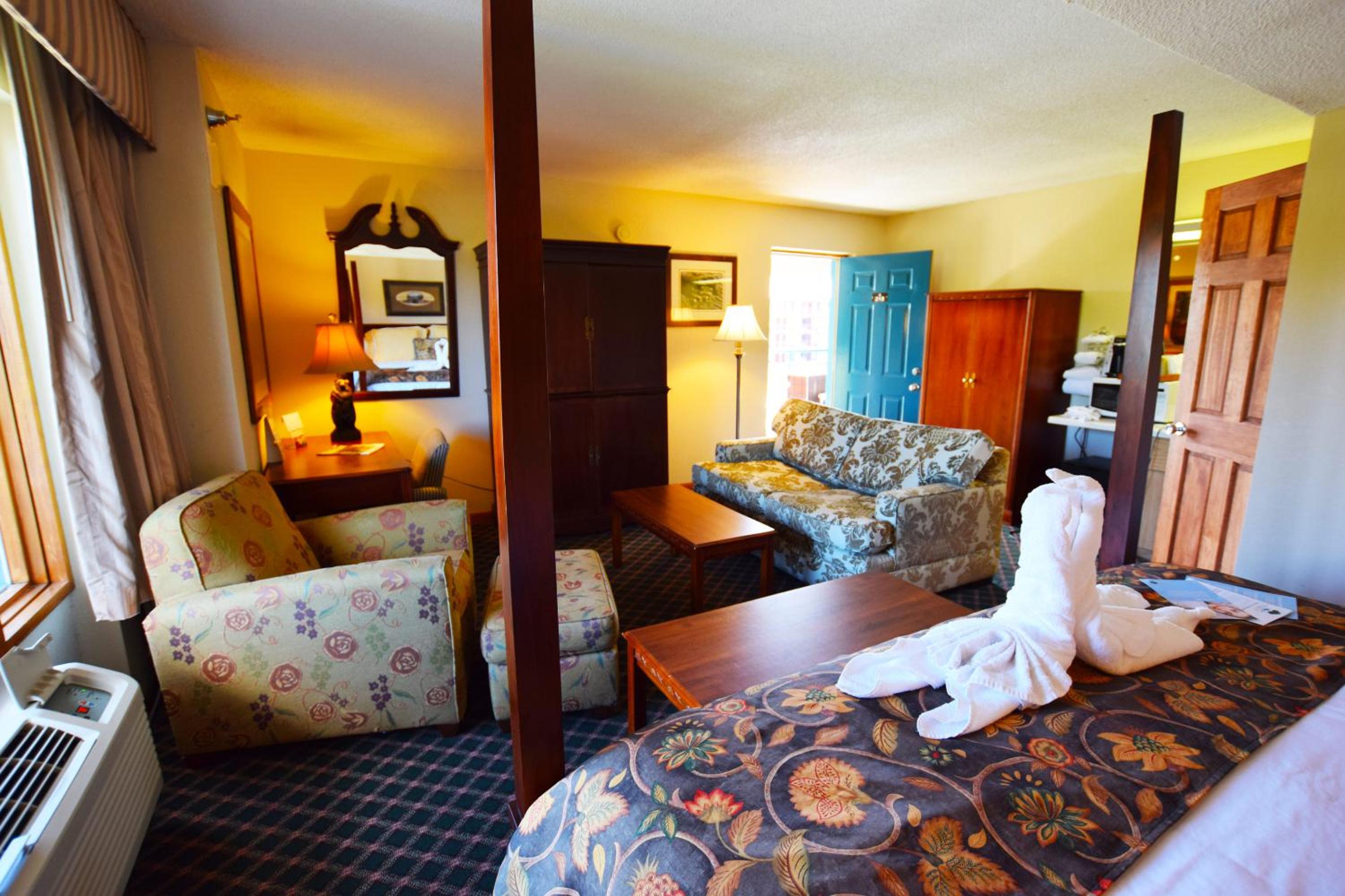 Deluxe River View Private Balcony King Four Poster Bed, Twin Sofa Bed and Jet Tub