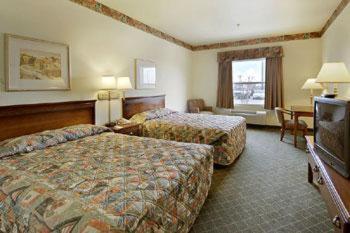 Queen Room with Two Queen Beds - Non-Smoking - Photo 4