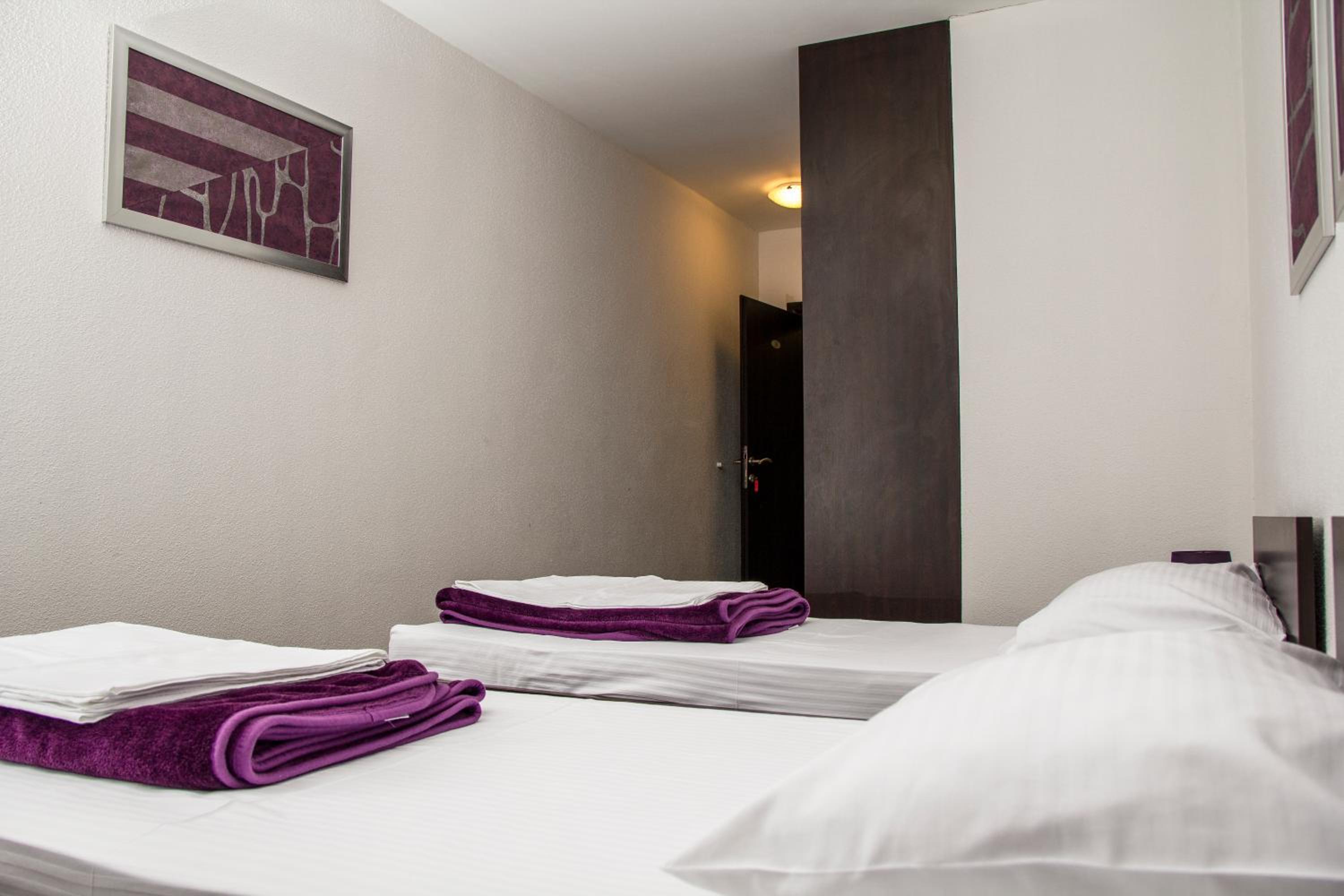Standard Double or Twin Room - Photo 7