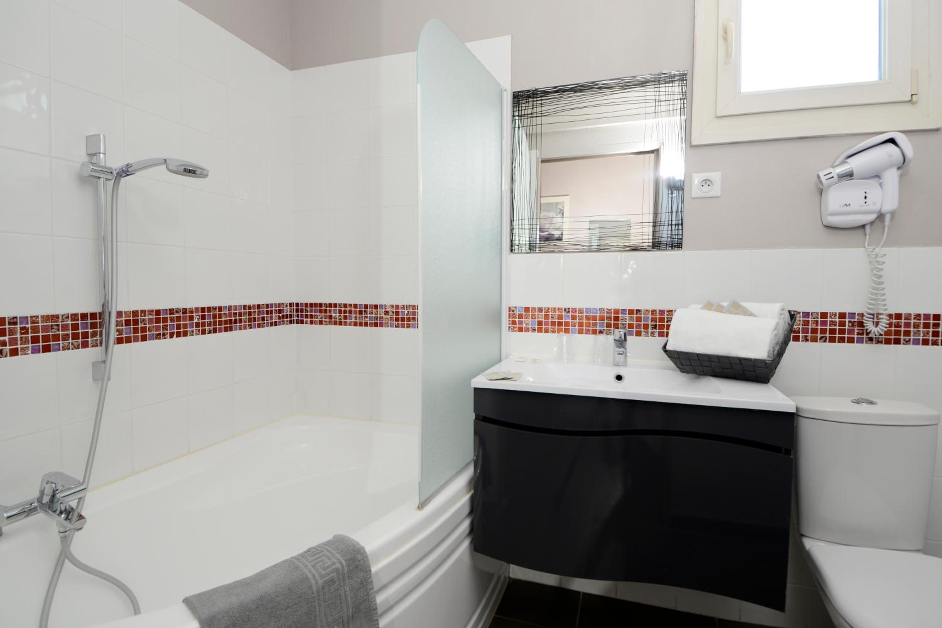 Double Room with Harbour View - Photo 3