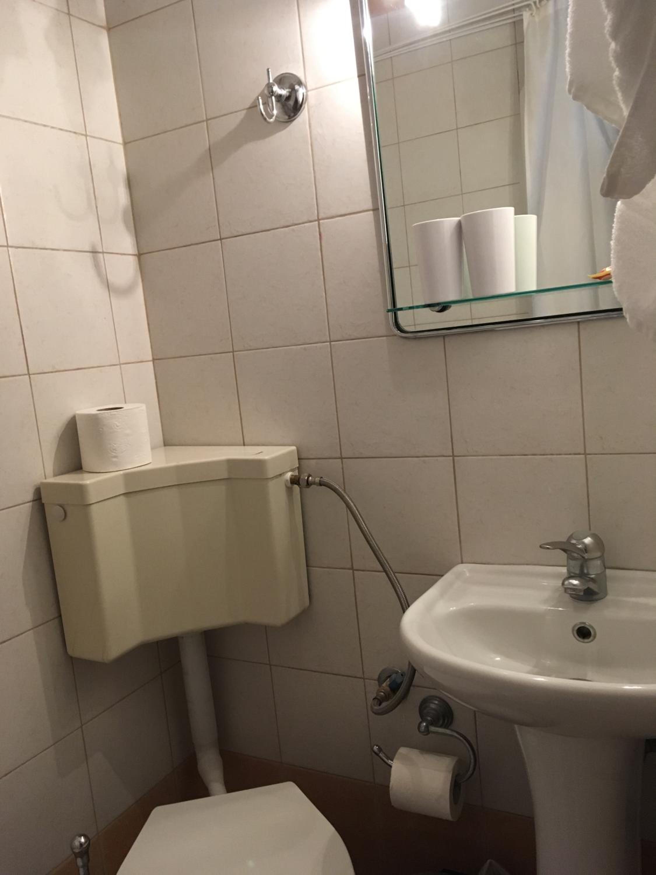 Twin Room - Photo 2