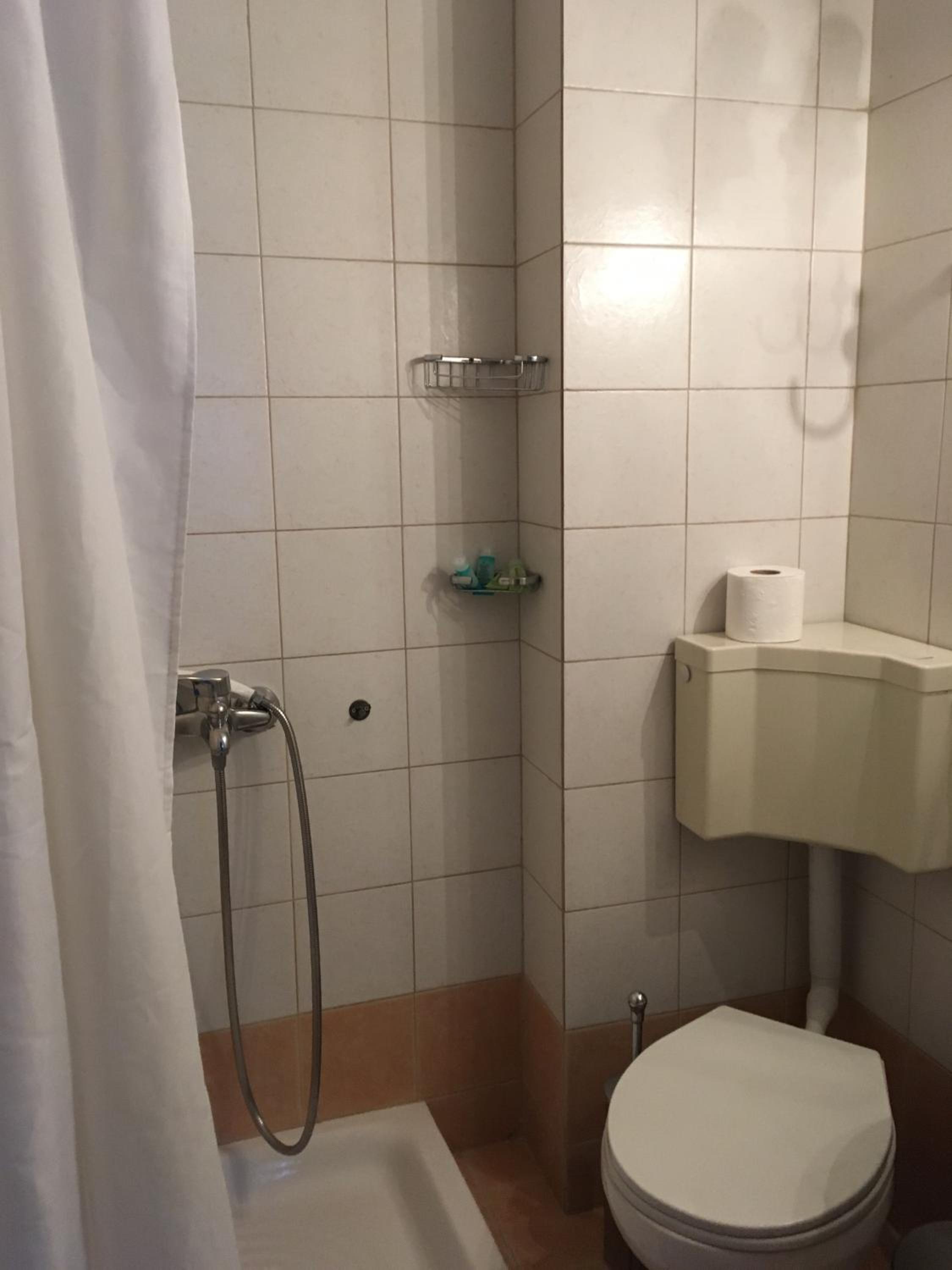 Twin Room - Photo 3