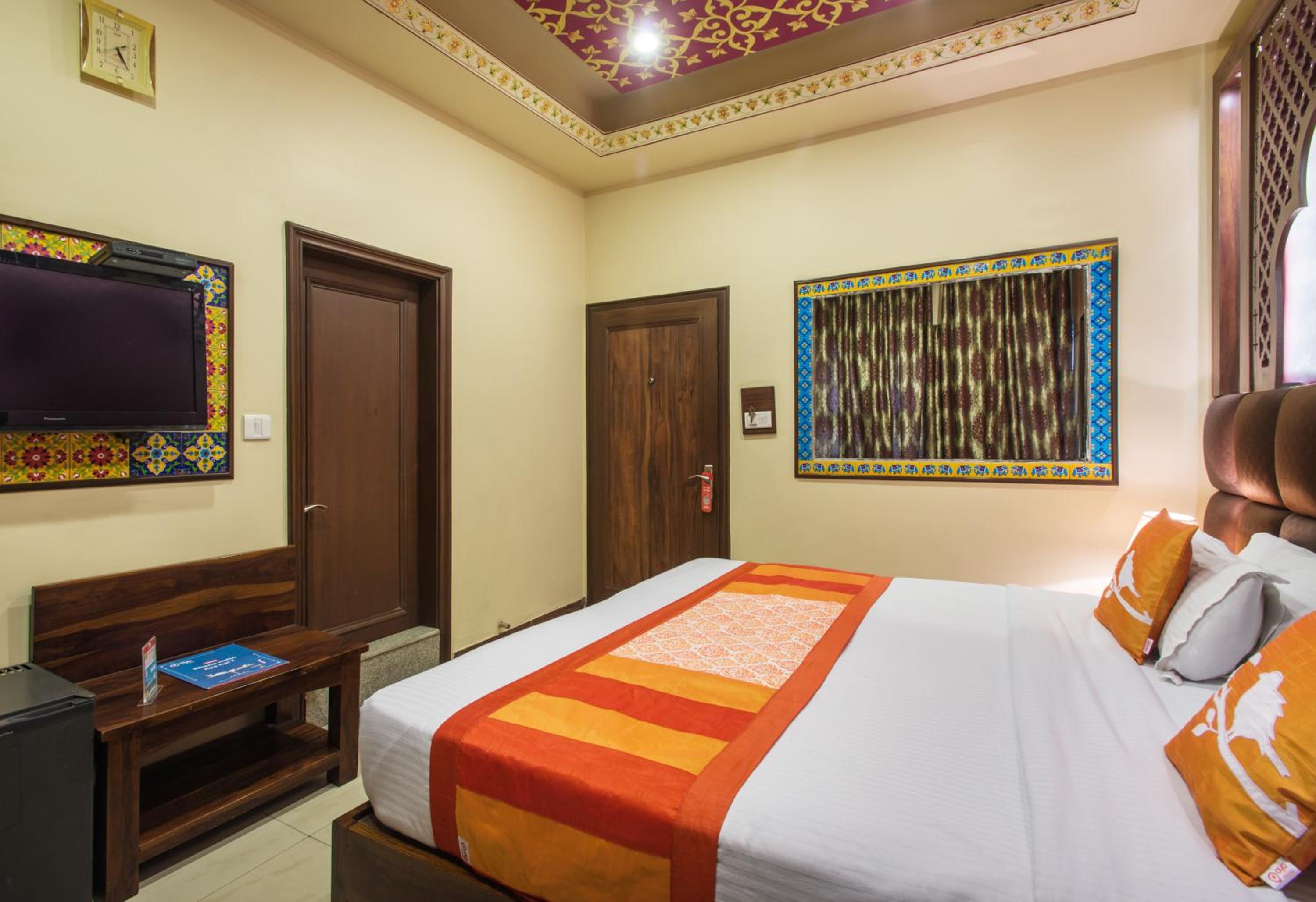 Shalimar Club Royal Room - Photo 6