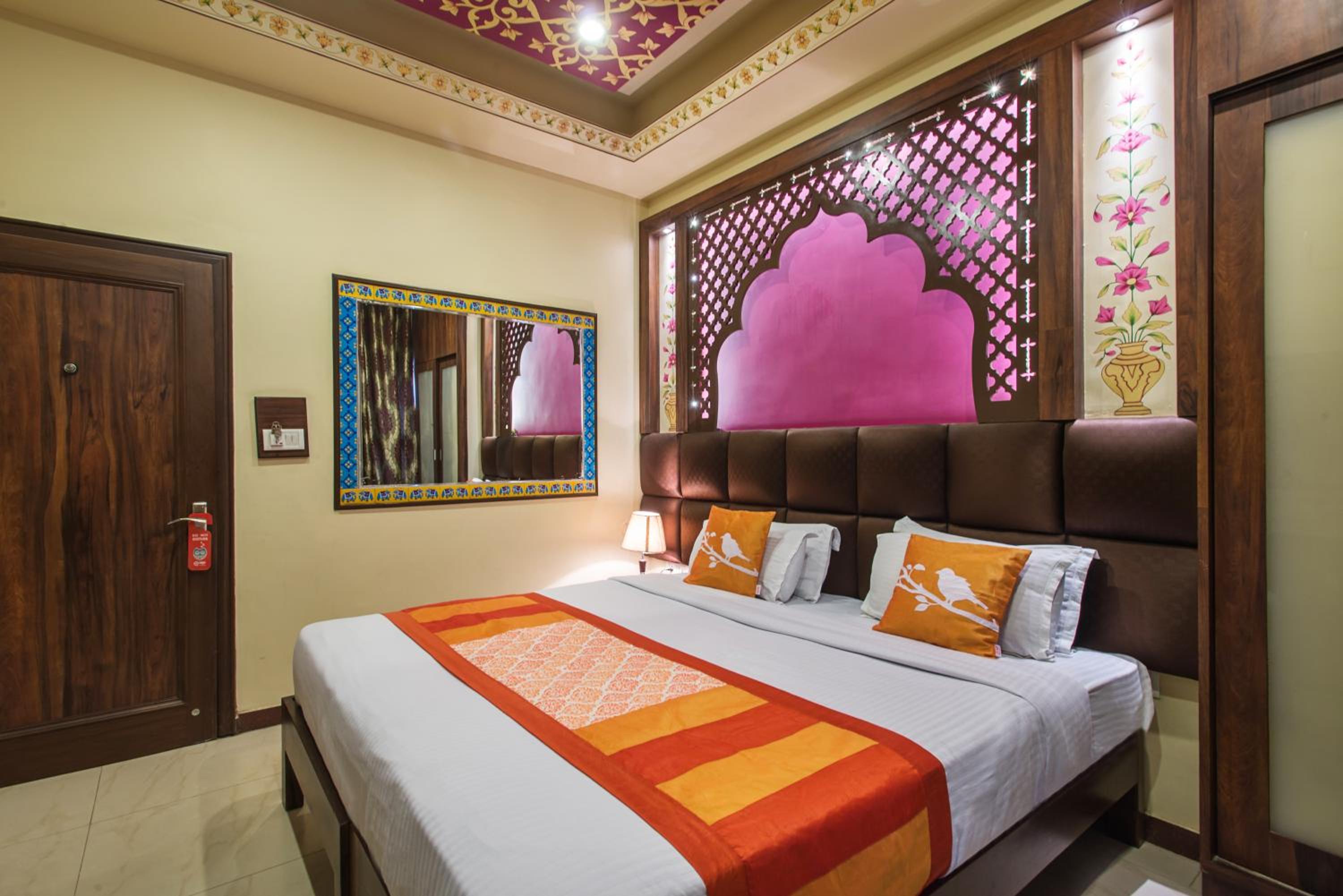 Shalimar Club Royal Room - Photo 3
