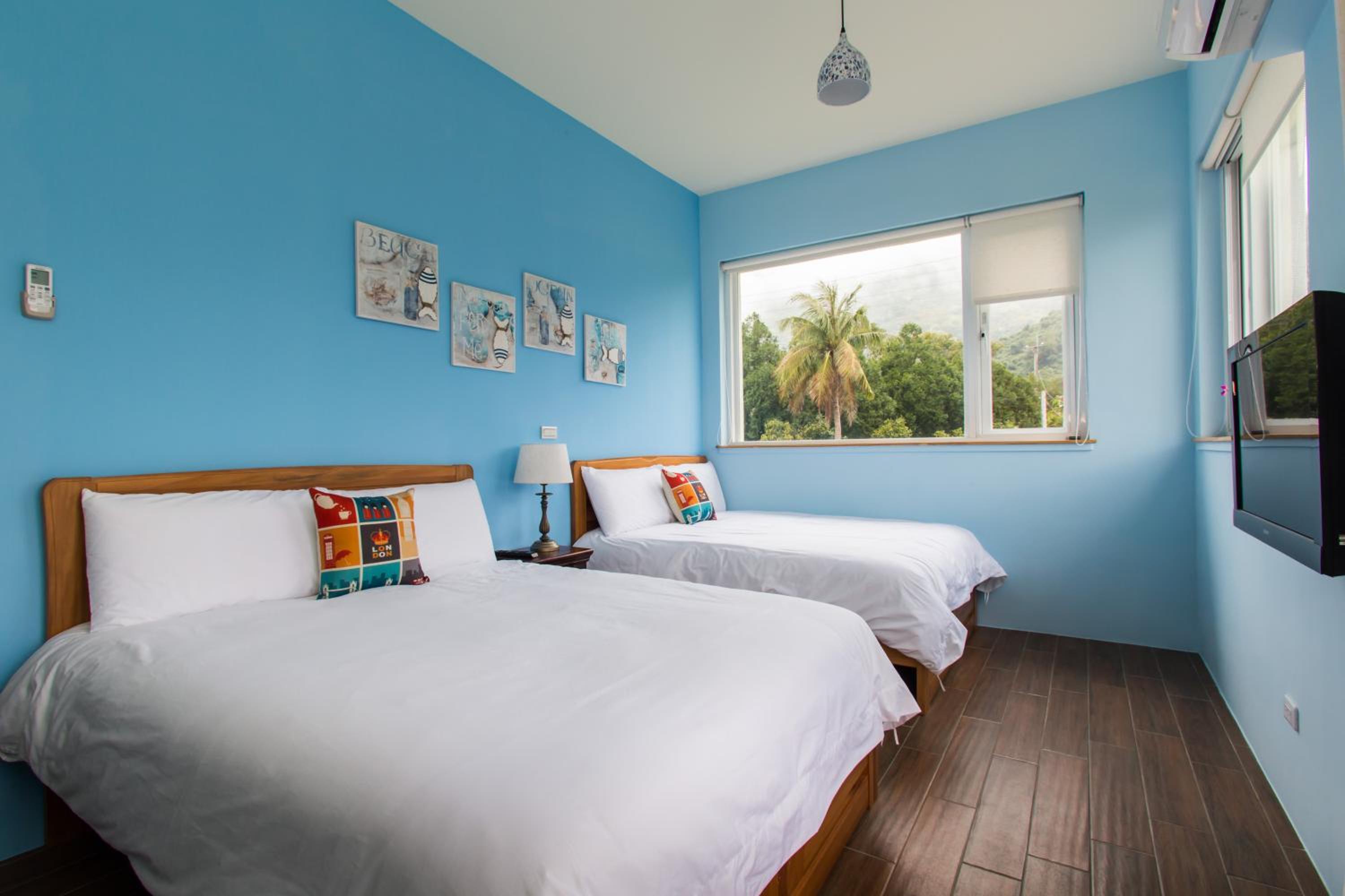 Quadruple Room with Private Bathroom photo 1