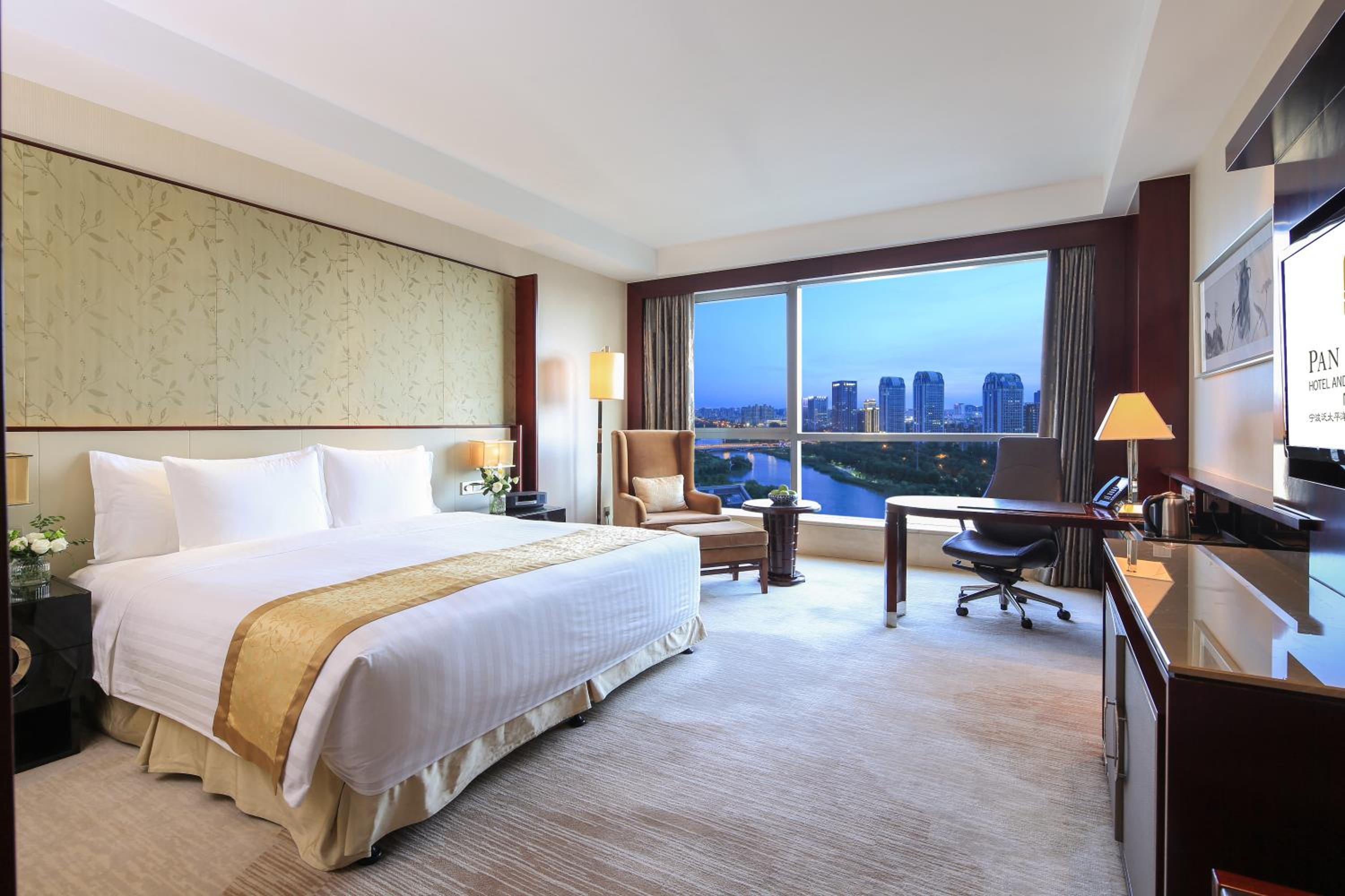 Pacific Club Deluxe King(Reserve at least one week in advance to enjoy two complimentary daily laundry services and a discount voucher for Madr 99 restaurant)
