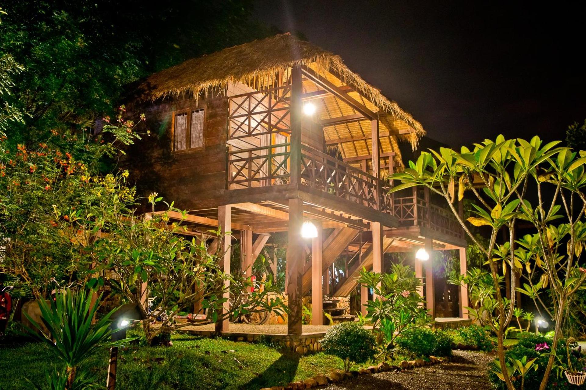 King Room with Balcony - Photo 9
