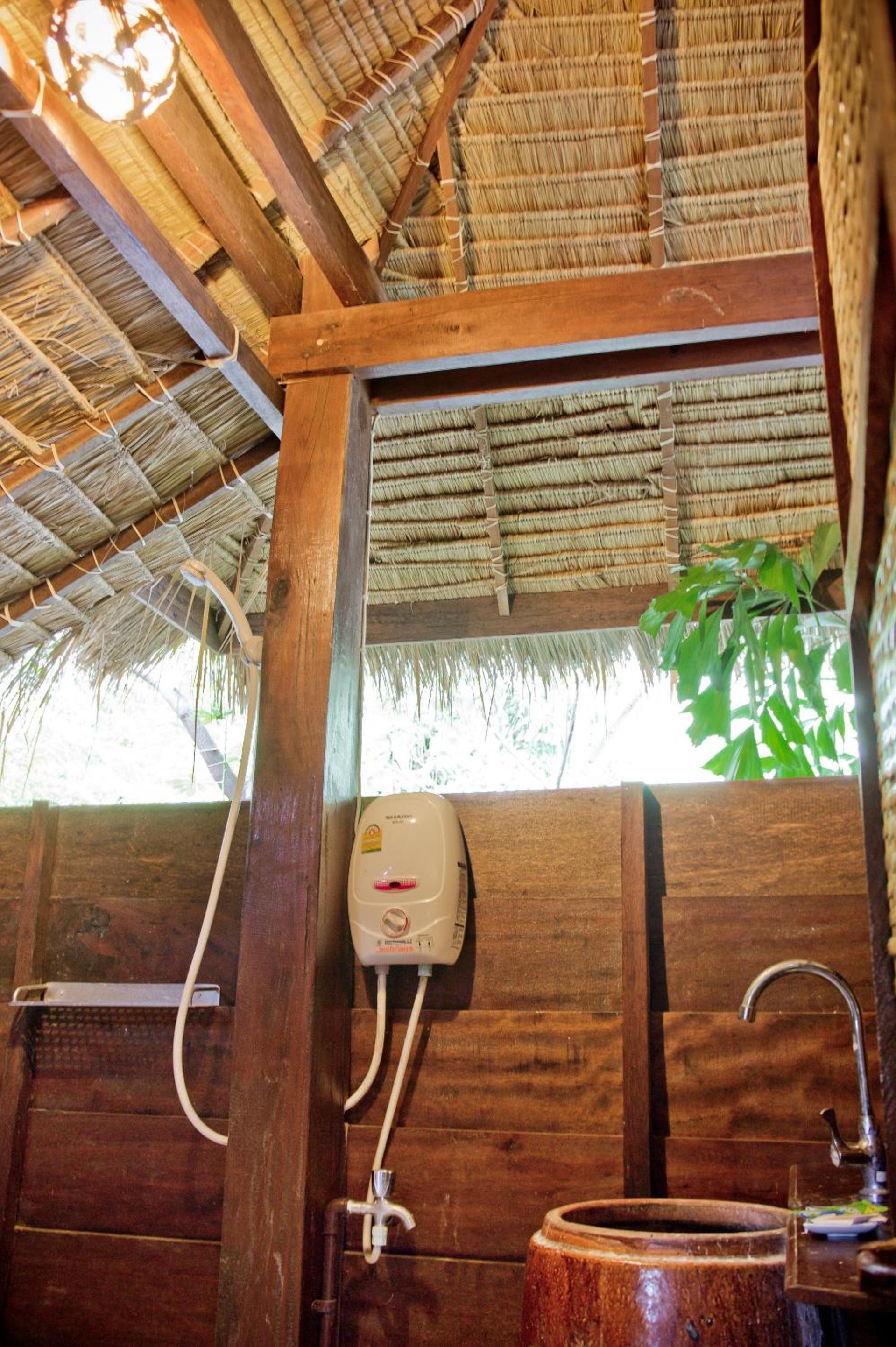 King Room with Balcony - Photo 6