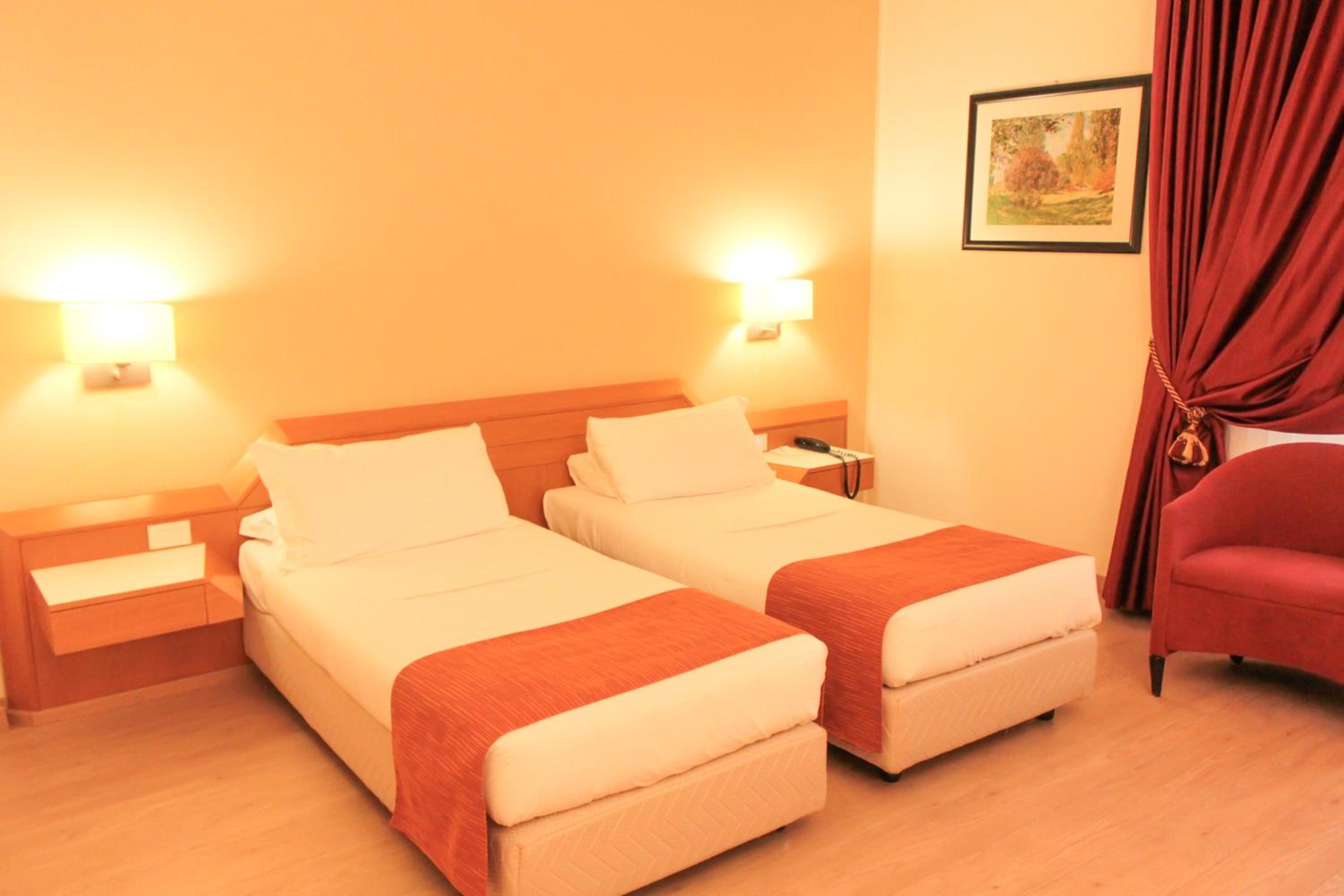 Standard Twin Room - Photo 9