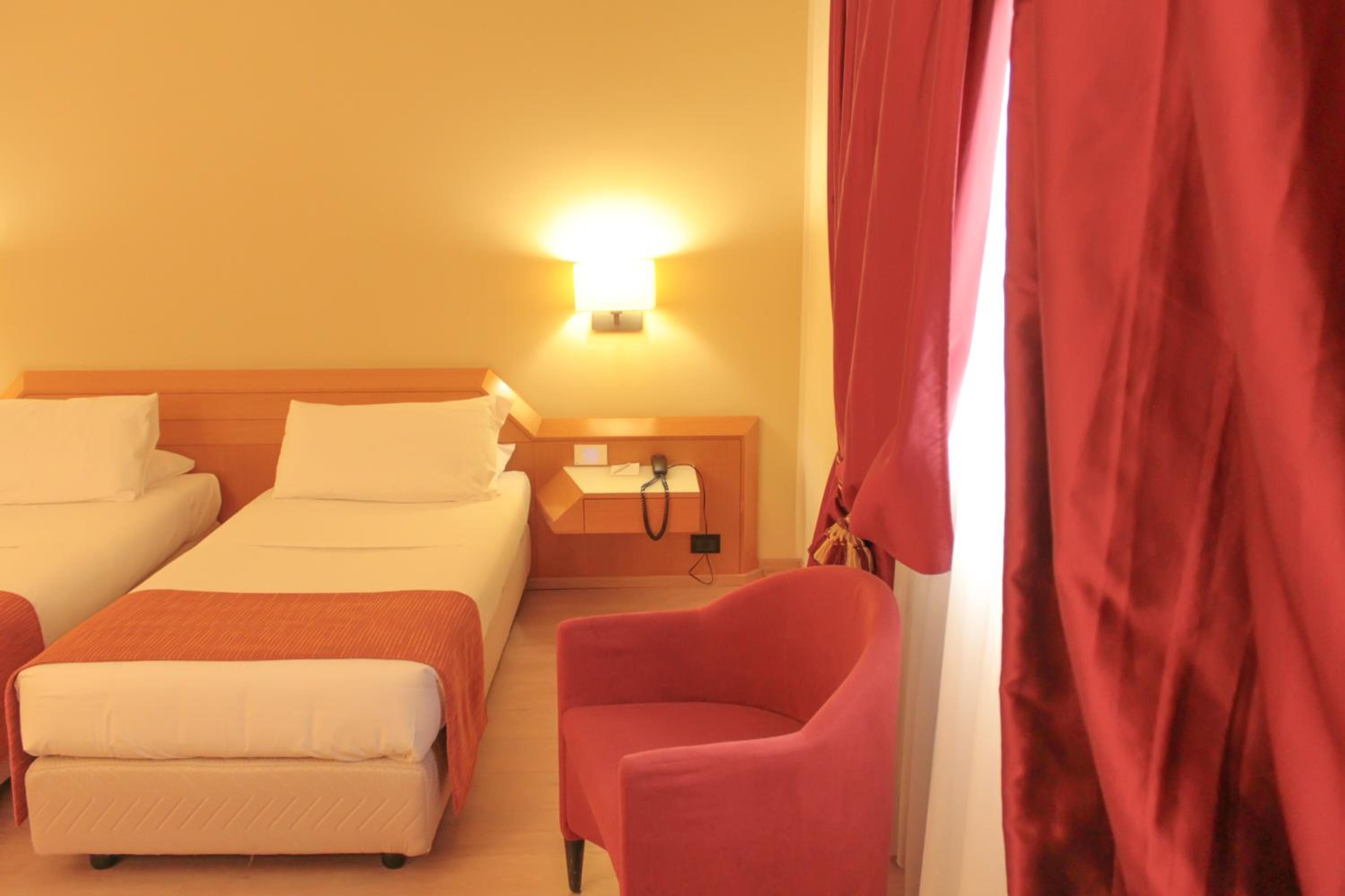 Standard Twin Room - Photo 10