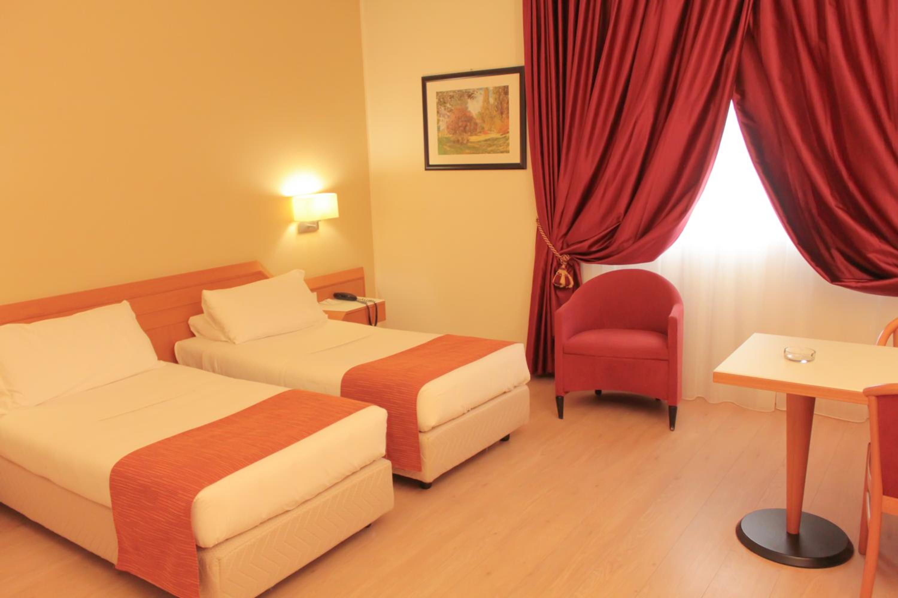 Standard Twin Room - Photo 8
