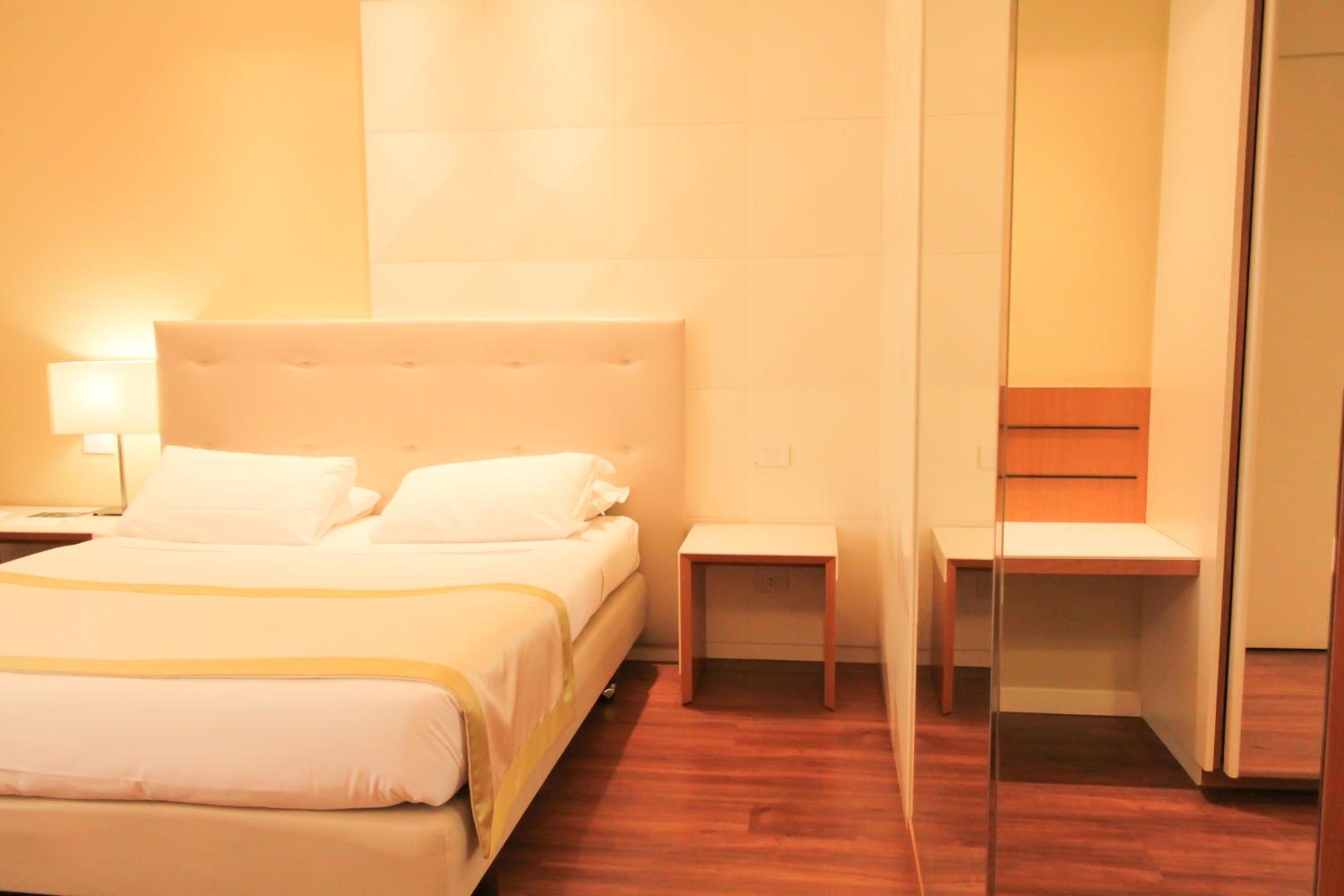 Comfort Queen Room - Photo 8