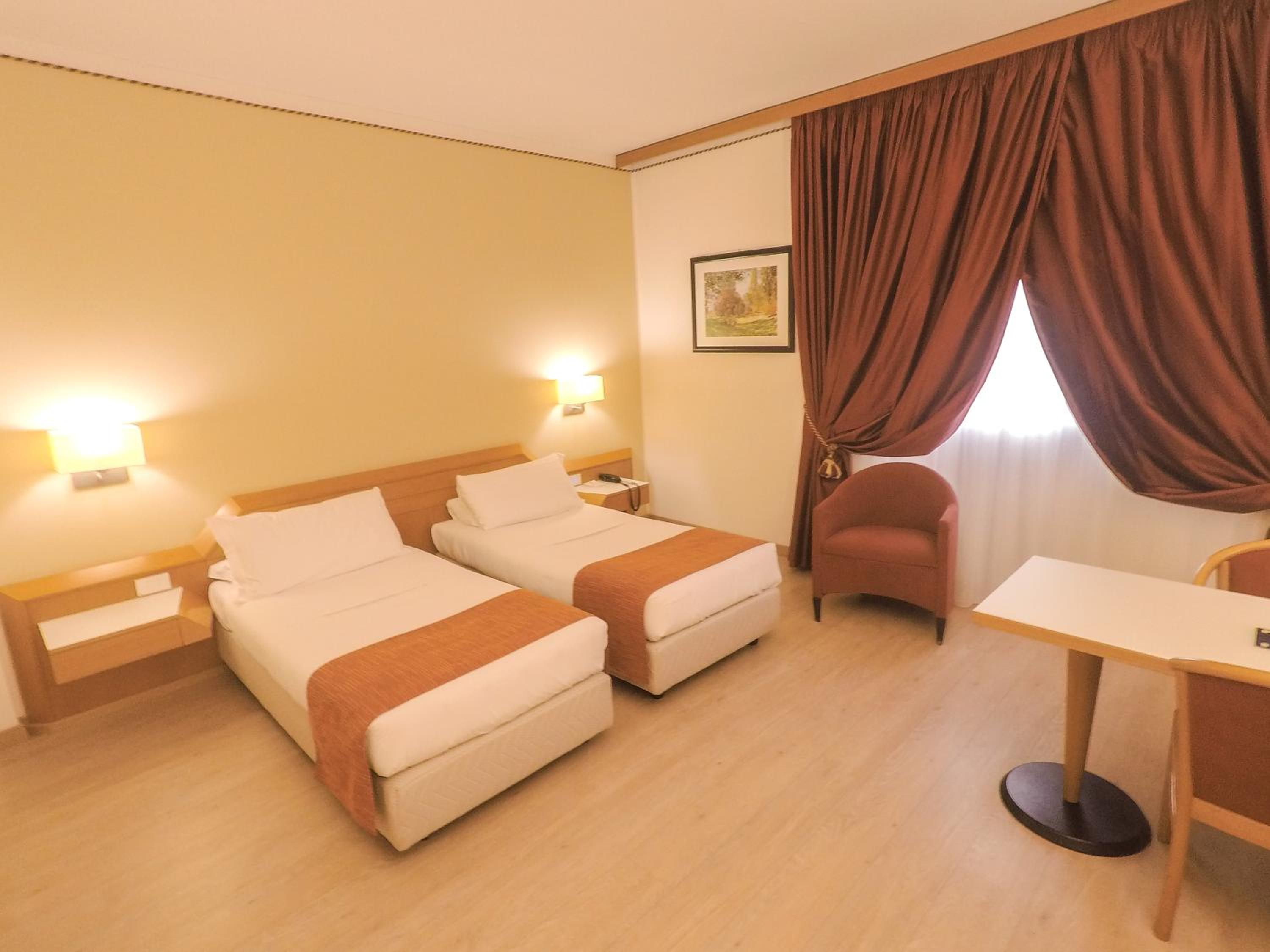 Standard Twin Room - Photo 5