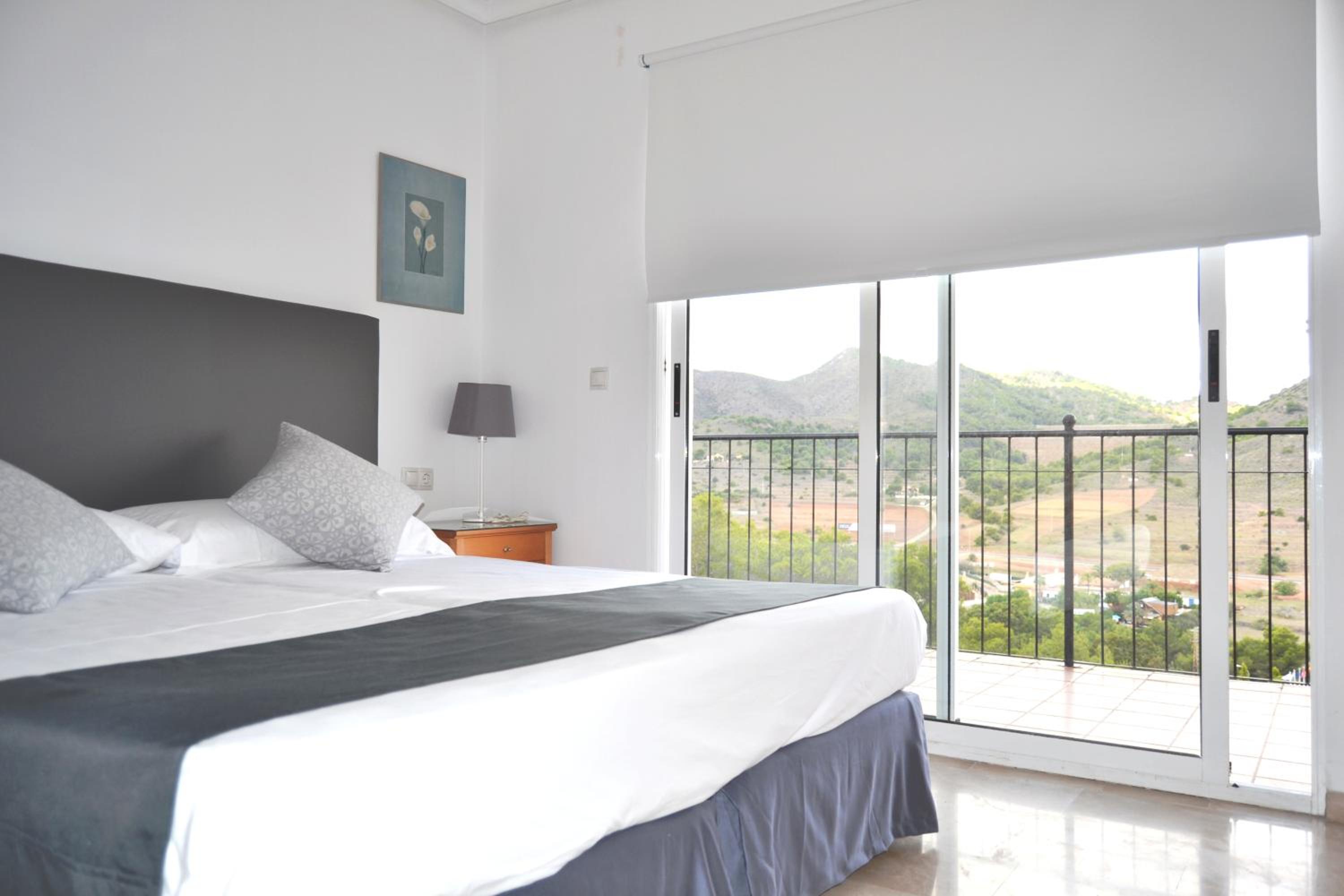Apartamento de cuatro habitaciones - Calle Gregory Peters, El Pinar 13