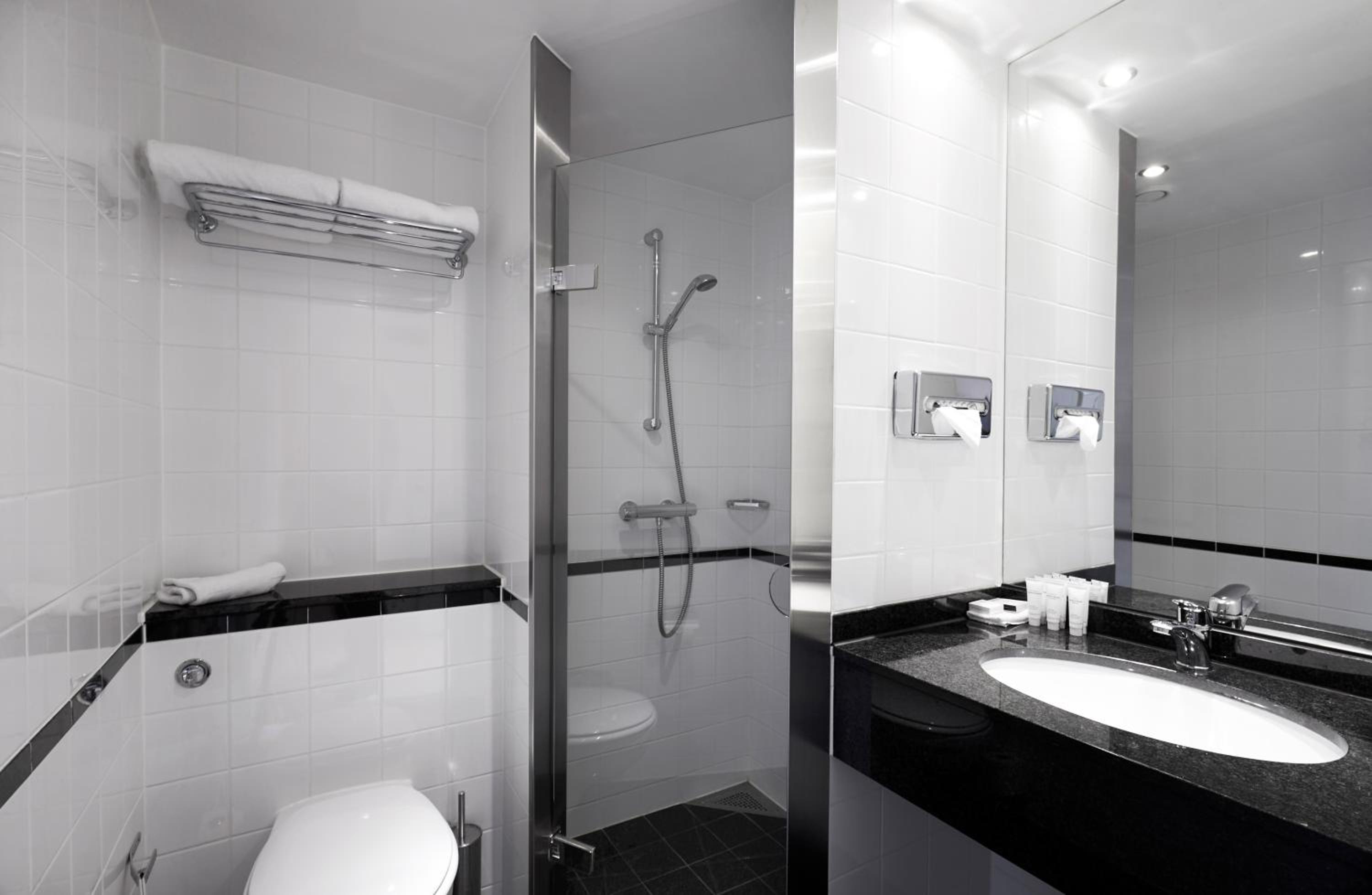 Standard Double or Twin Room - Photo 7
