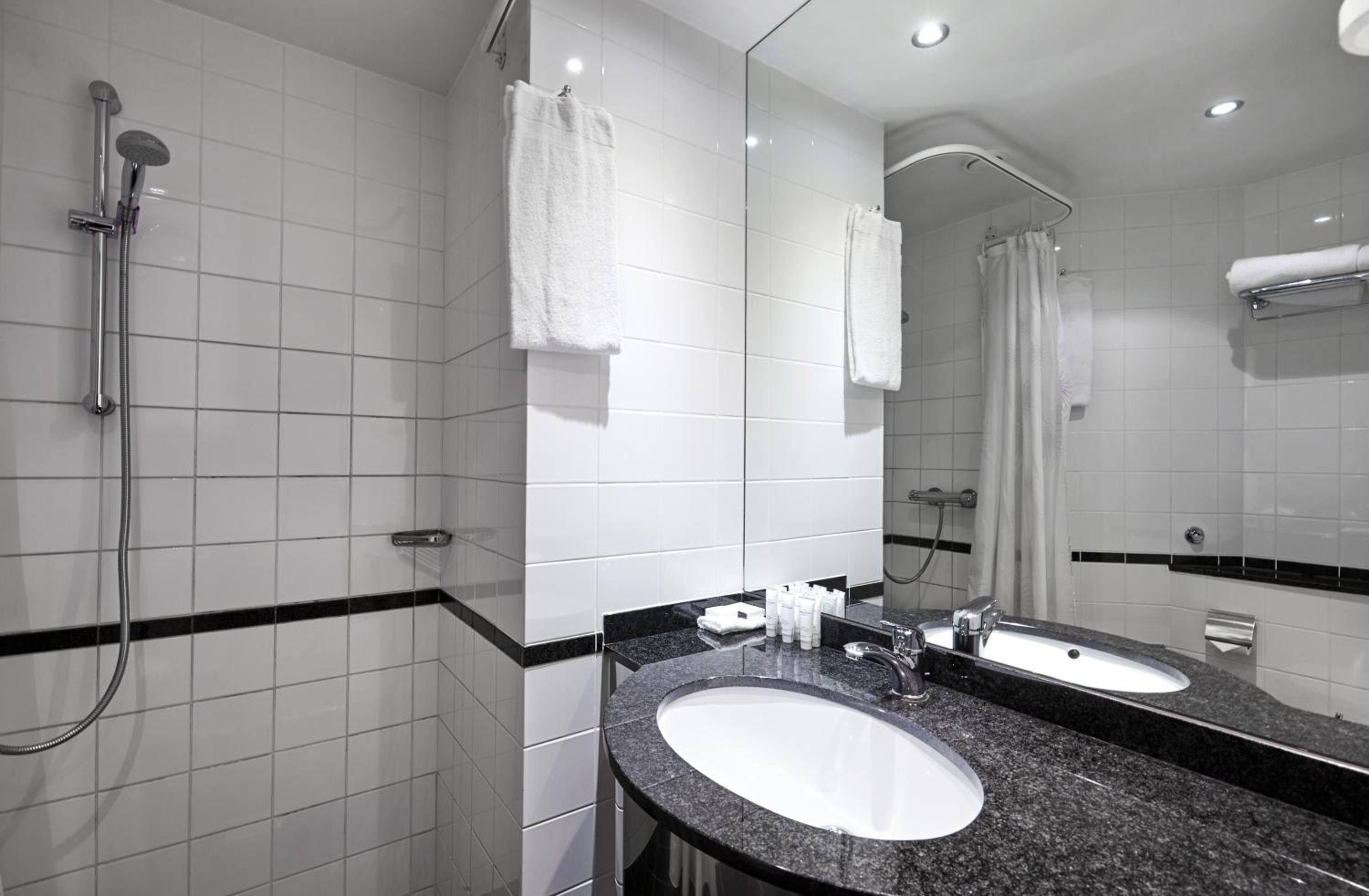 Standard Double or Twin Room - Photo 5