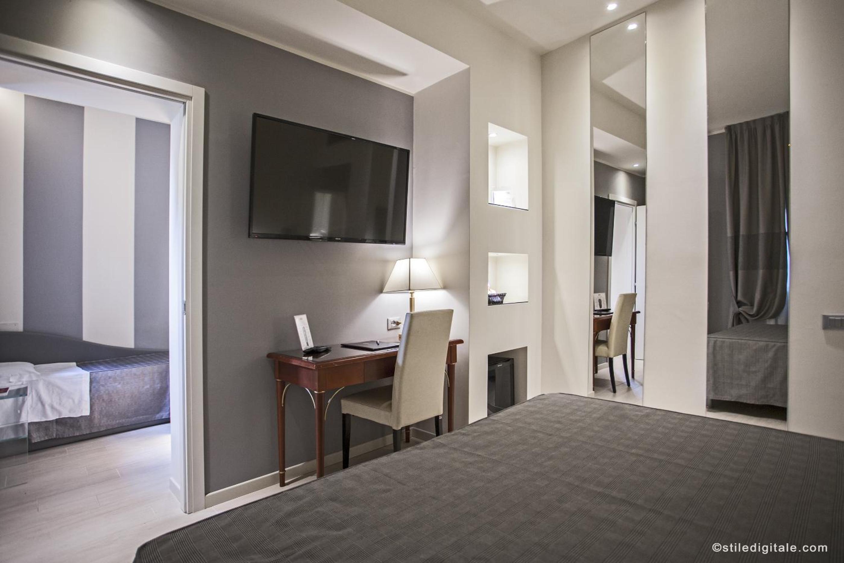 Suite - Photo 1