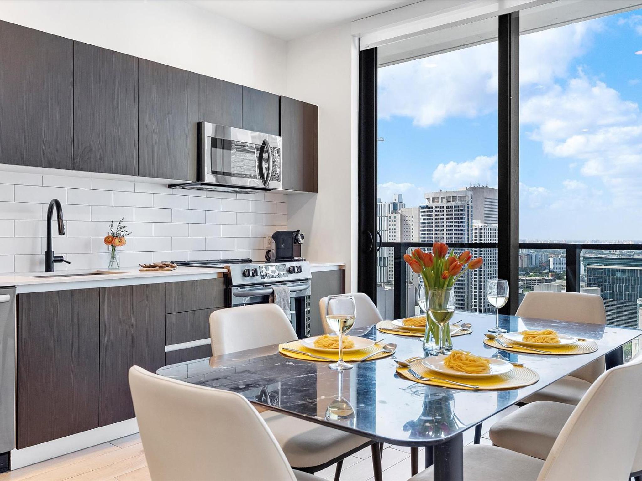 Three-Bedroom Premium Apartment with Balcony photo 1