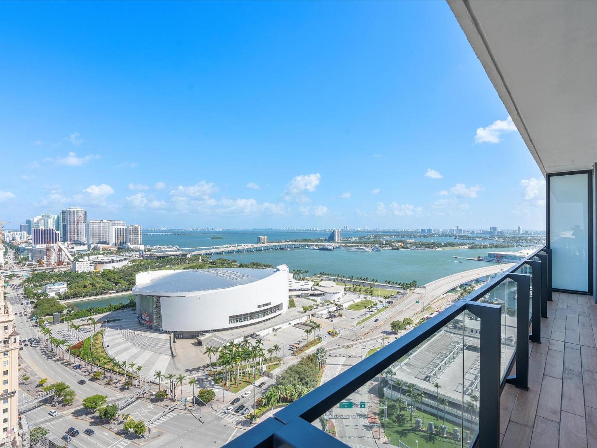 Three-Bedroom Premium Apartment with Balcony photo 2