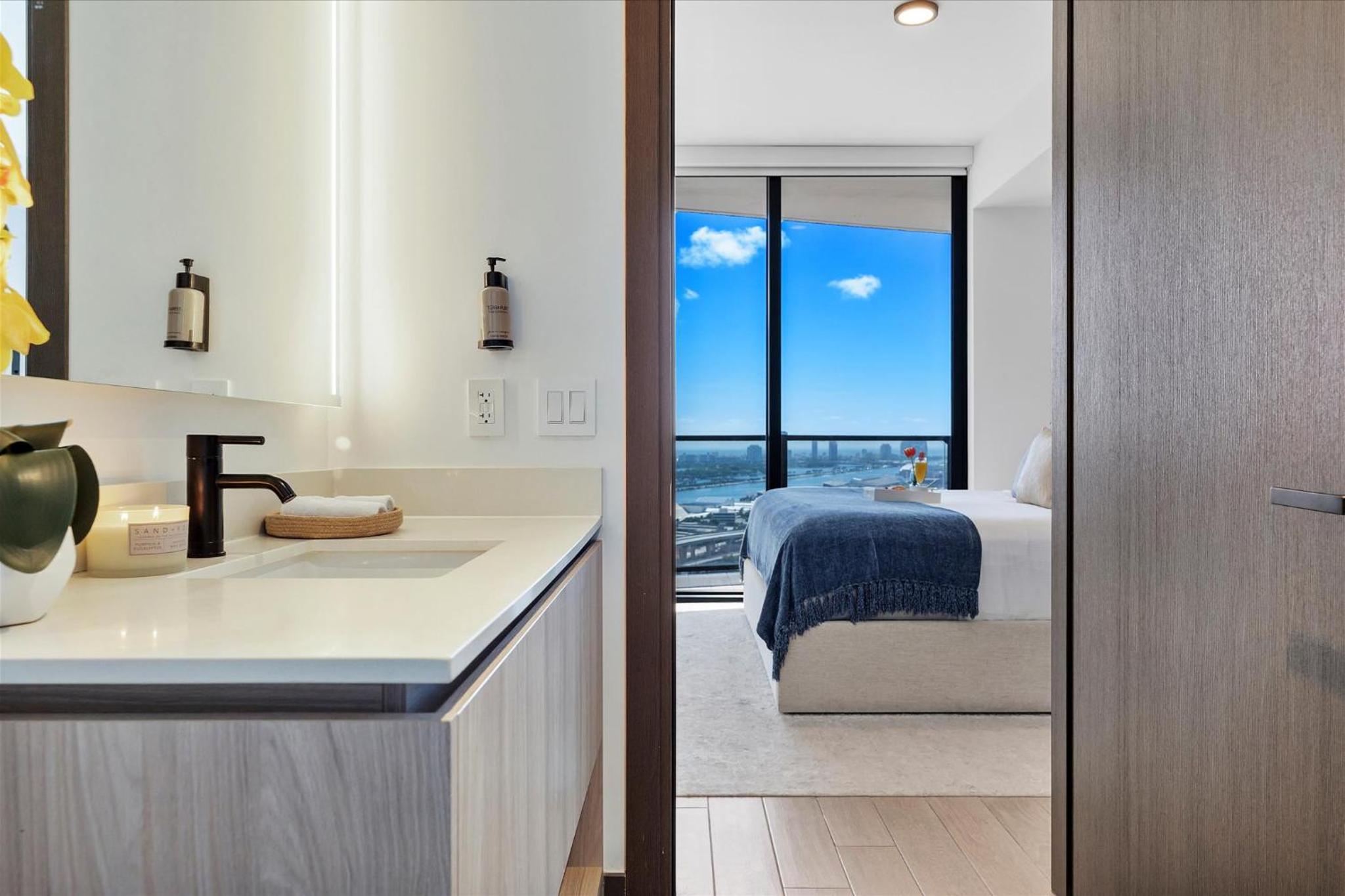 One-Bedroom Apartment with Balcony and Sea View photo 1