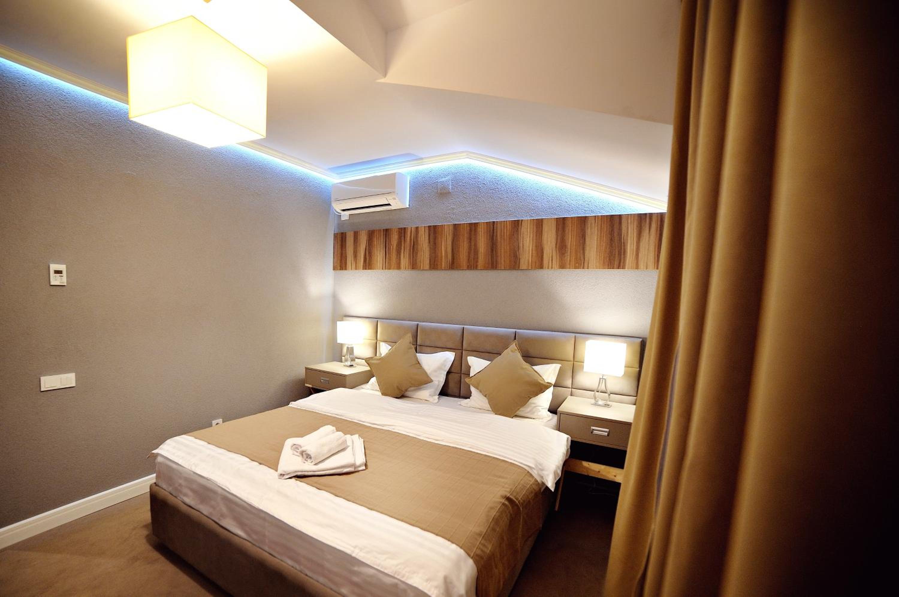 Large Double Room - Photo 9