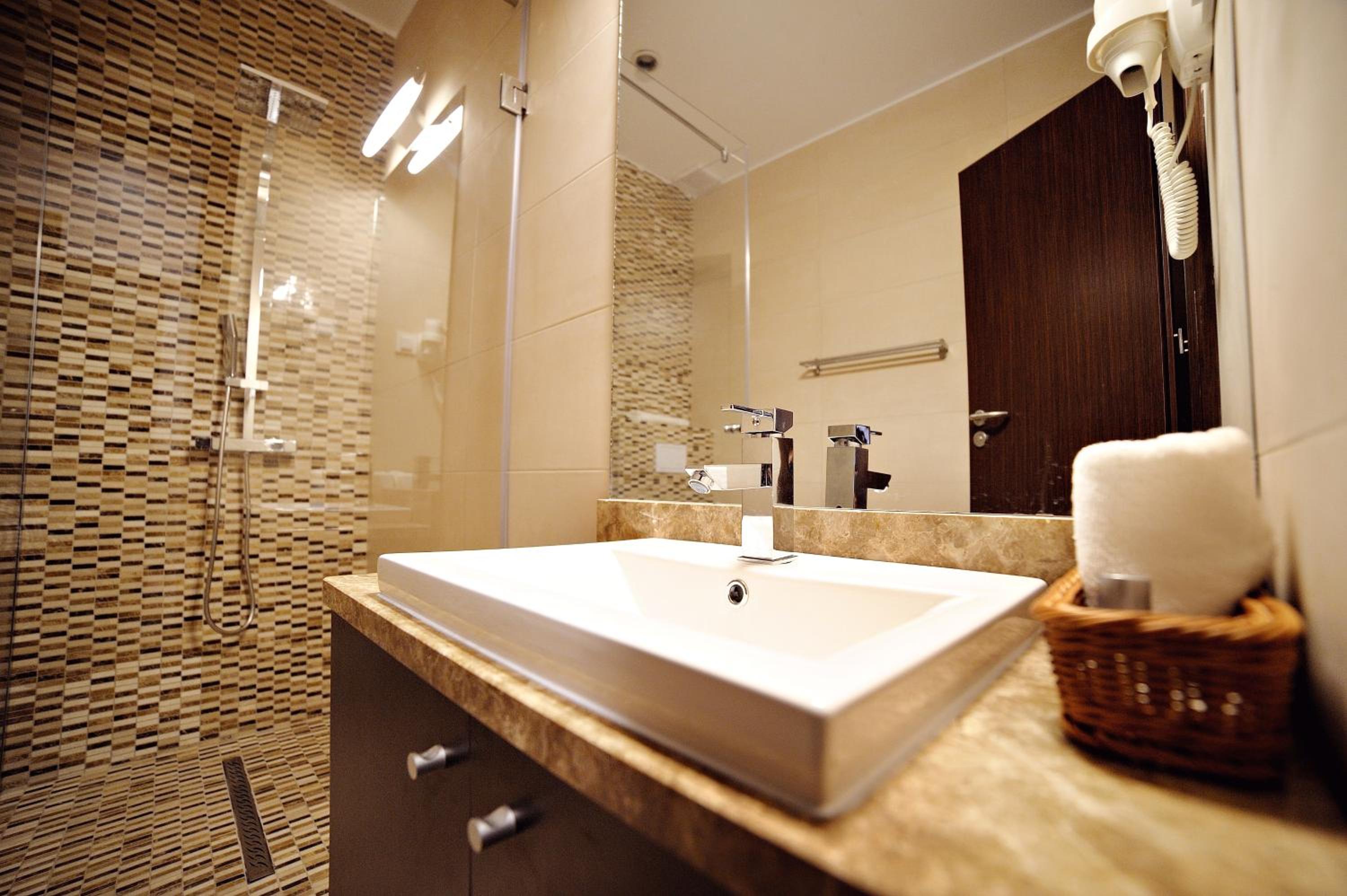 Large Double Room - Photo 17