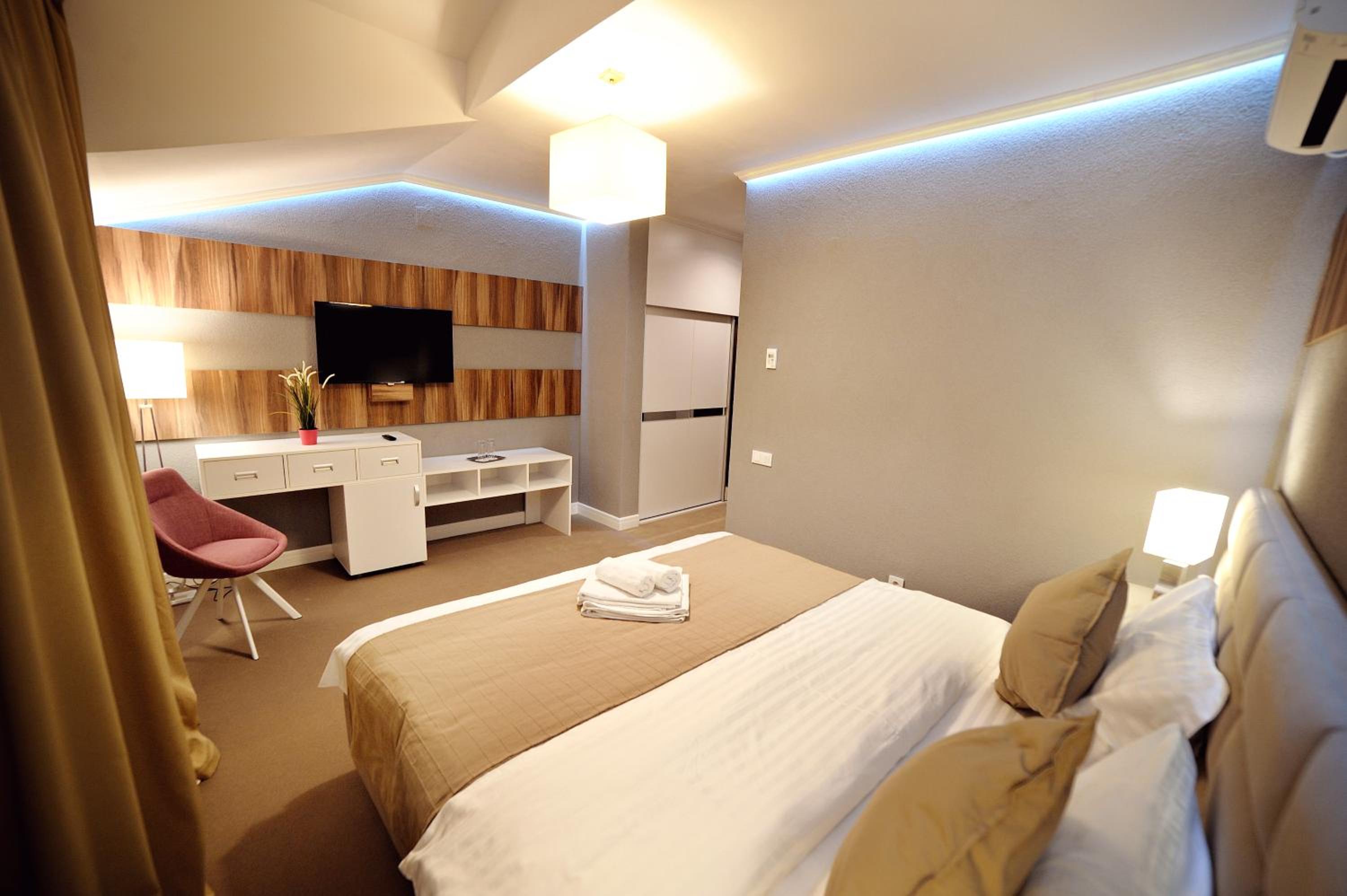 Large Double Room - Photo 12