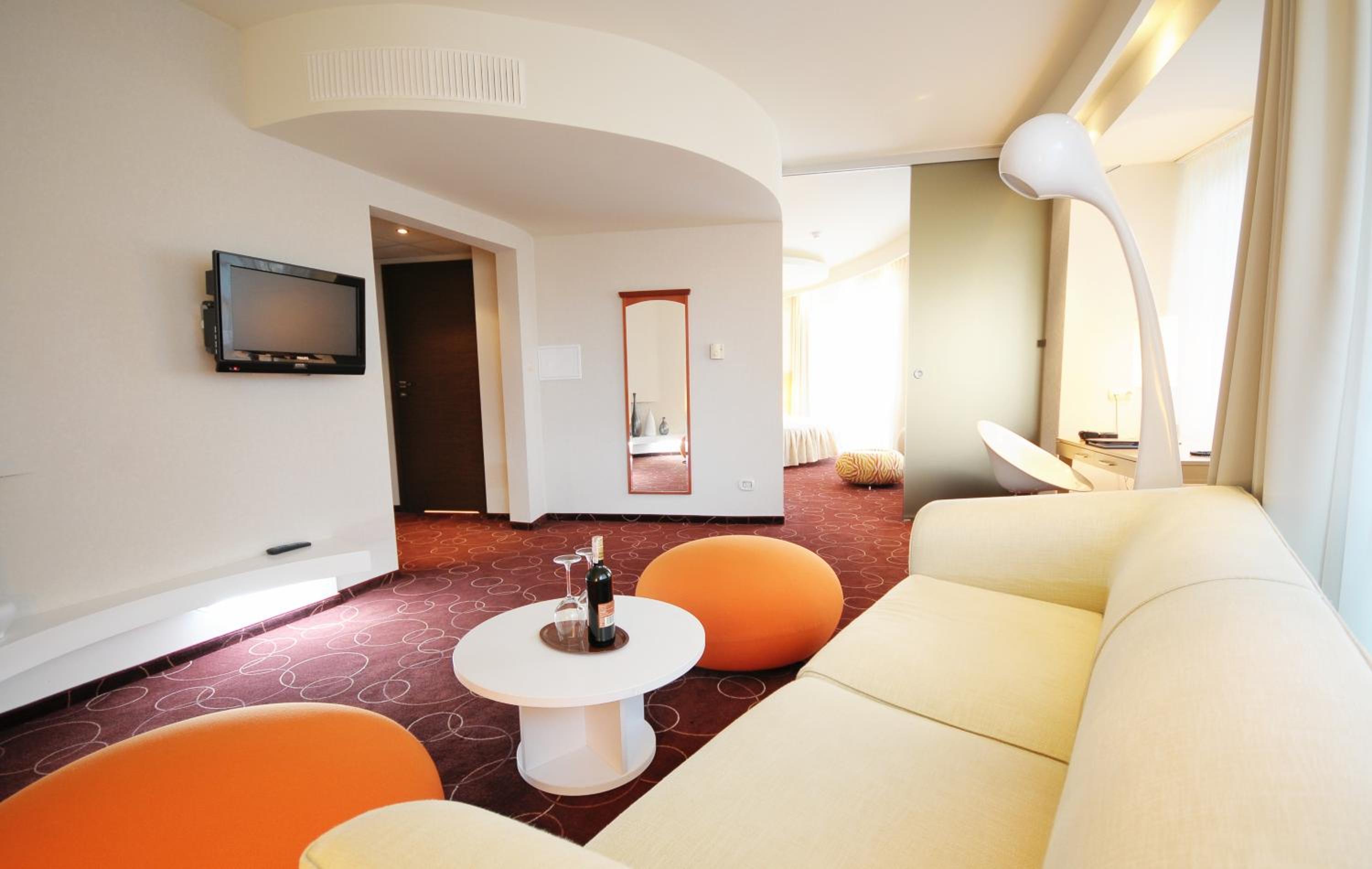 Suite - Photo 1