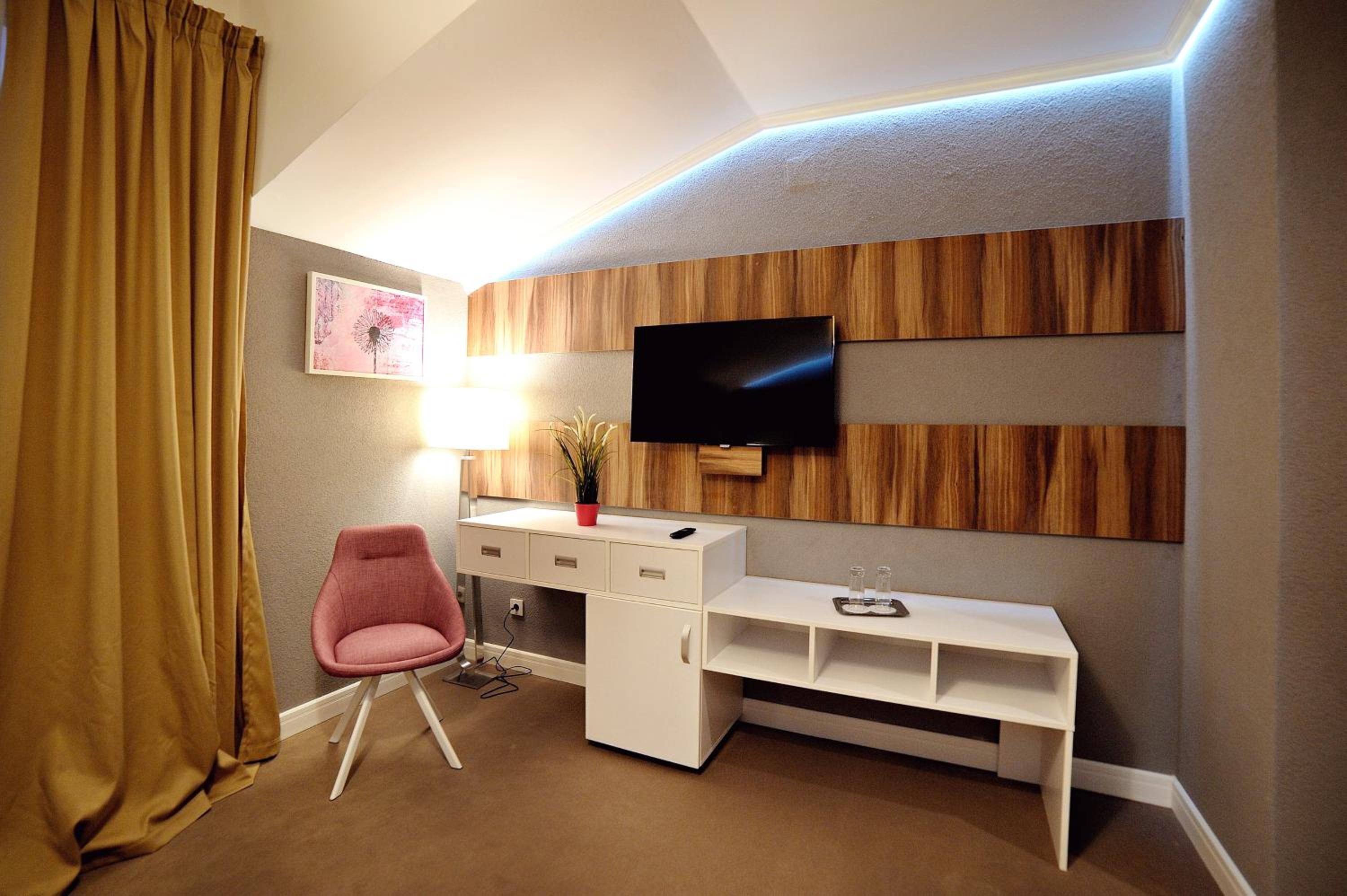 Large Double Room - Photo 10