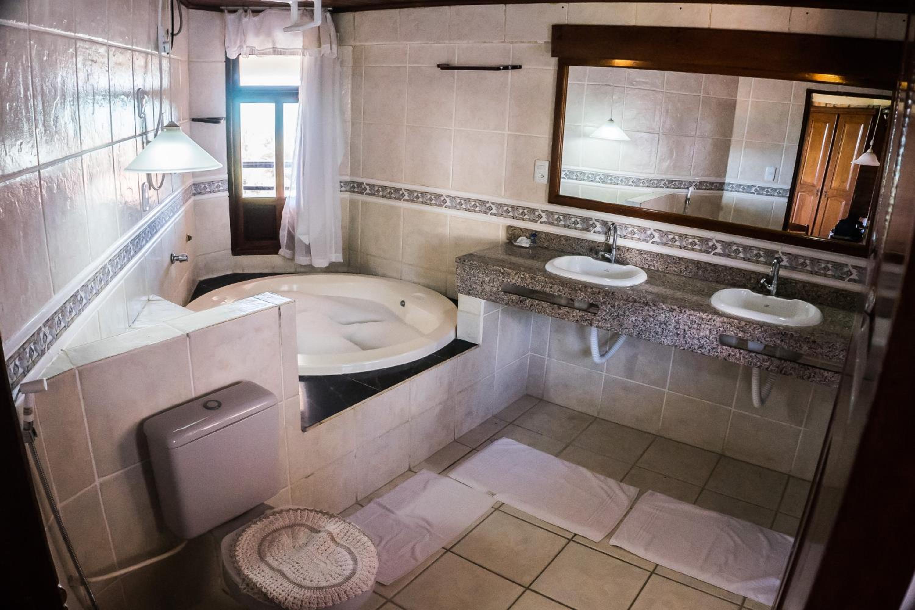 Deluxe Suite with Spa Bath photo 2