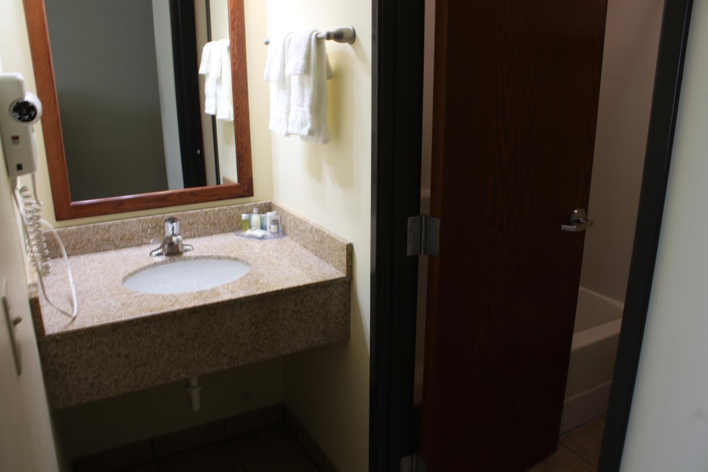 Queen Room - Disability Access photo 3