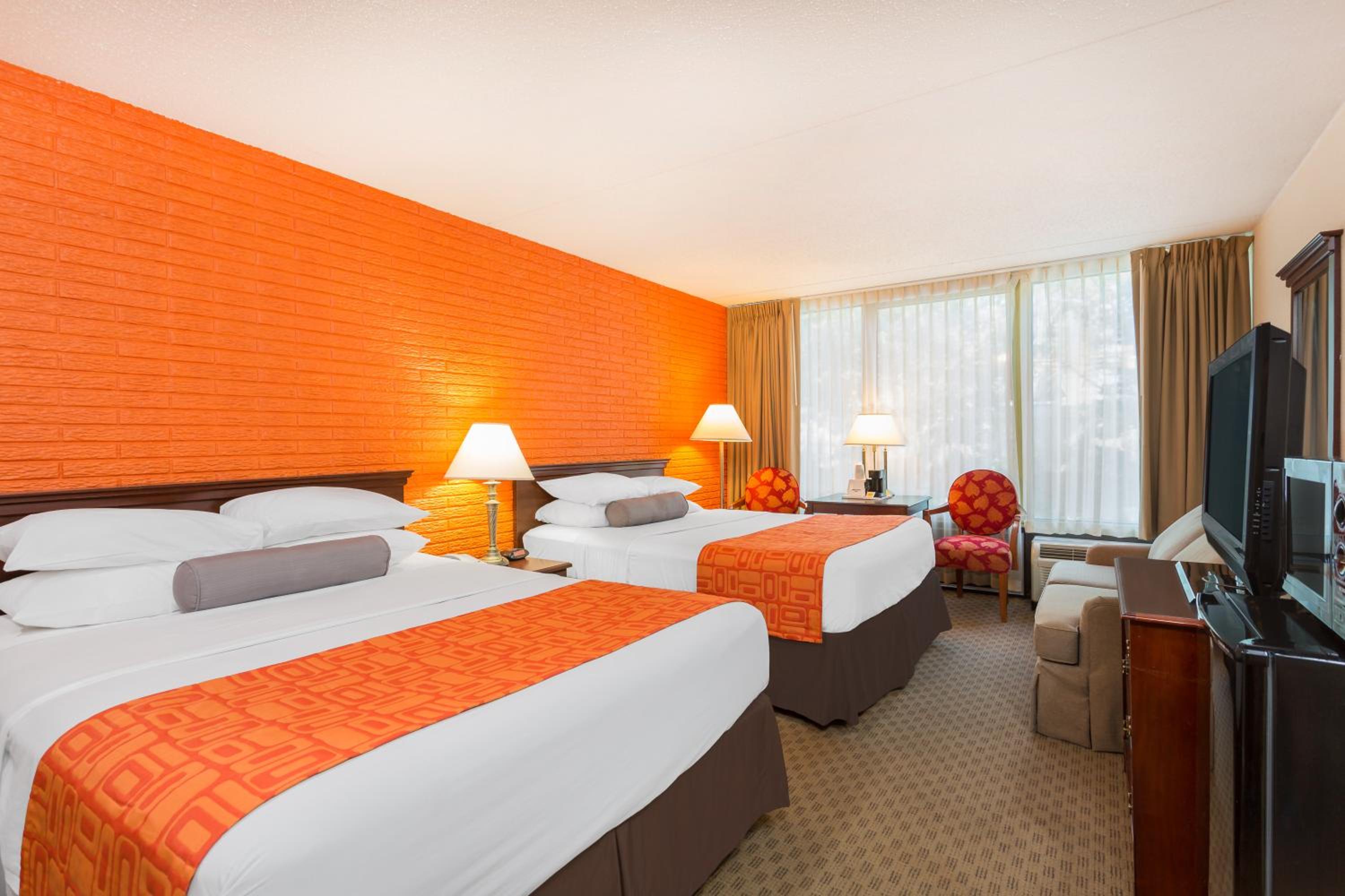 Queen Room with Two Queen Beds - Non-Smoking - Photo 3
