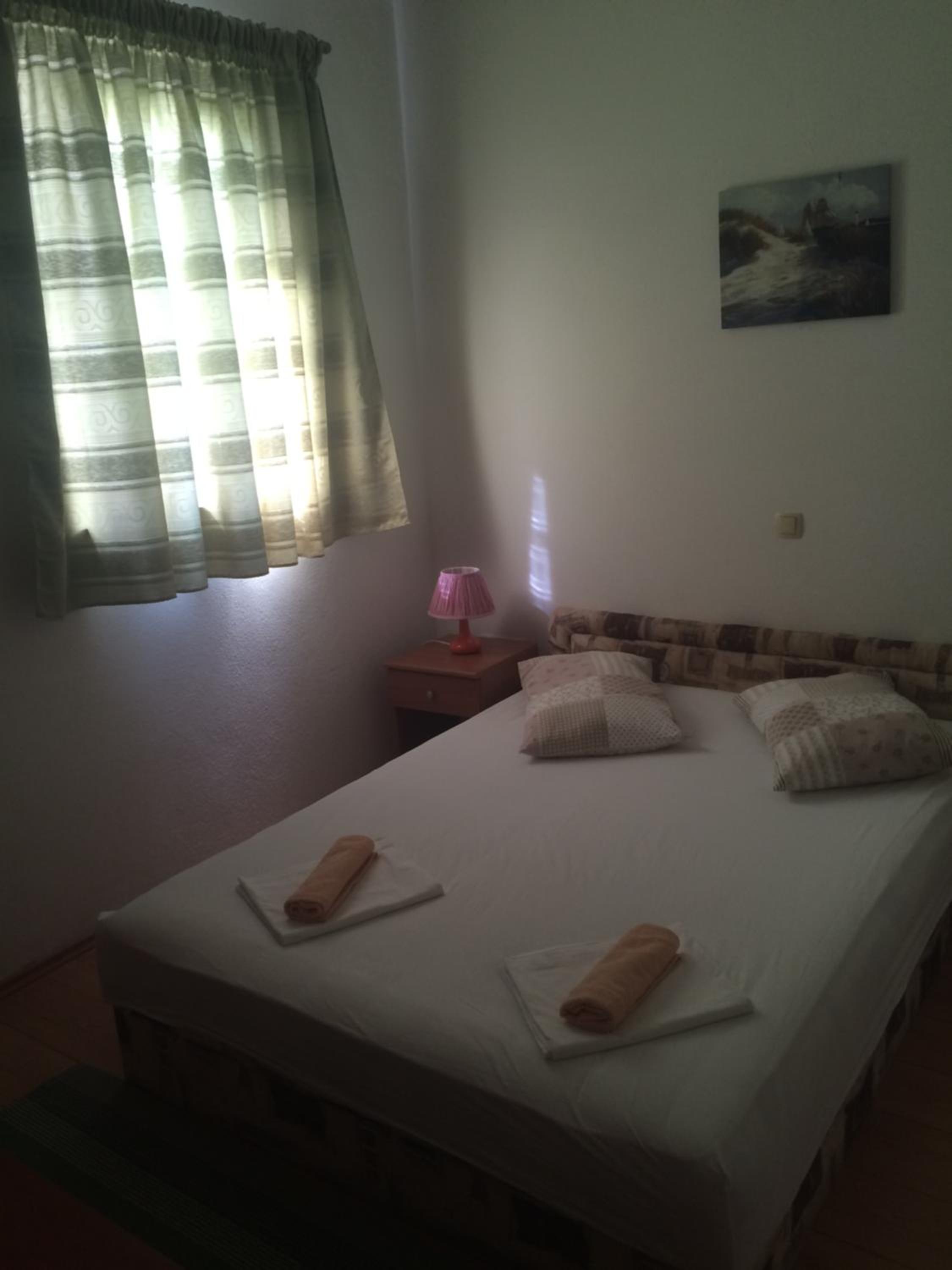 One-Bedroom Apartment with Balcony and Mountain View   photo 1