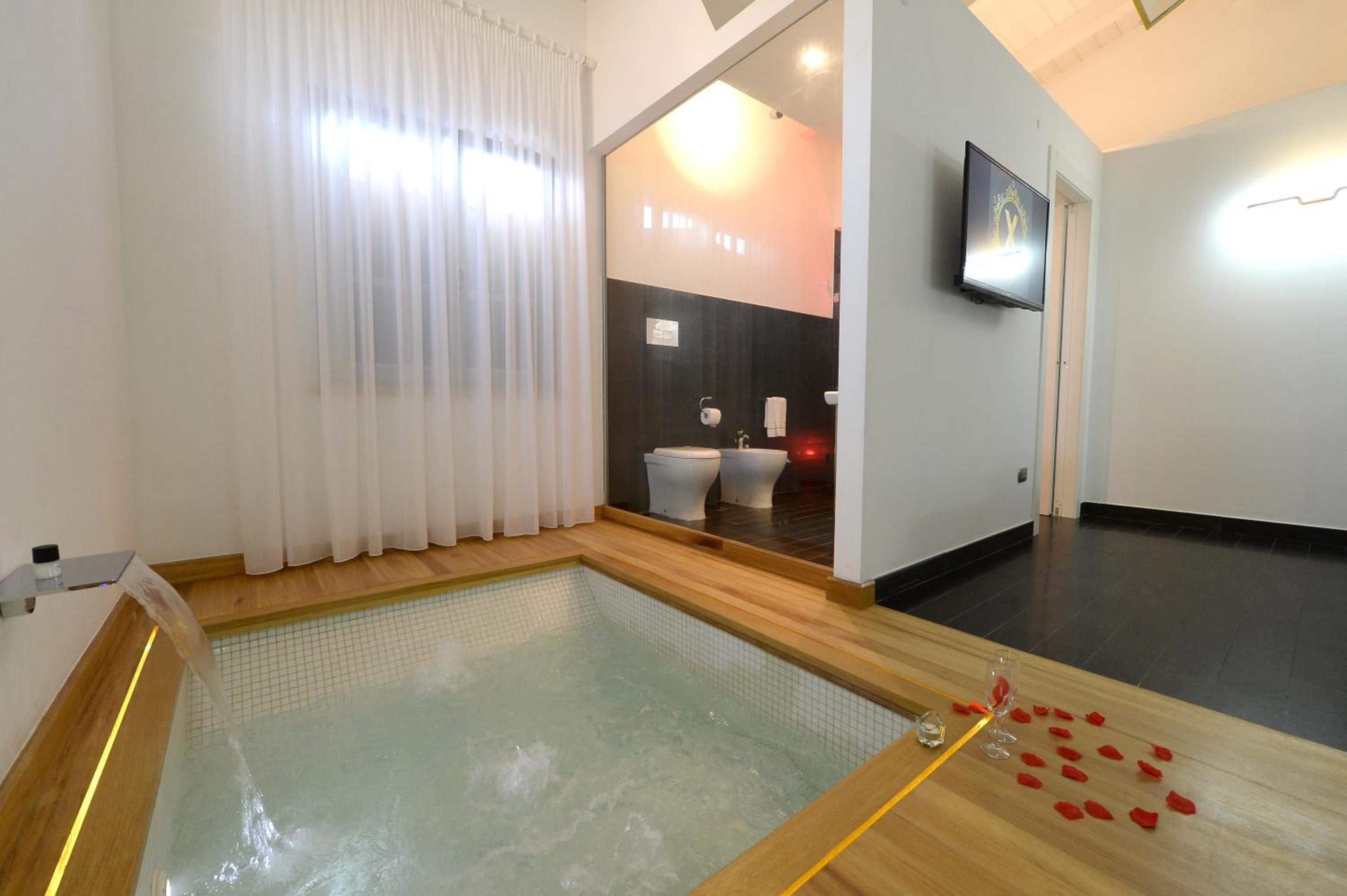 Suite with Spa Bath photo 2
