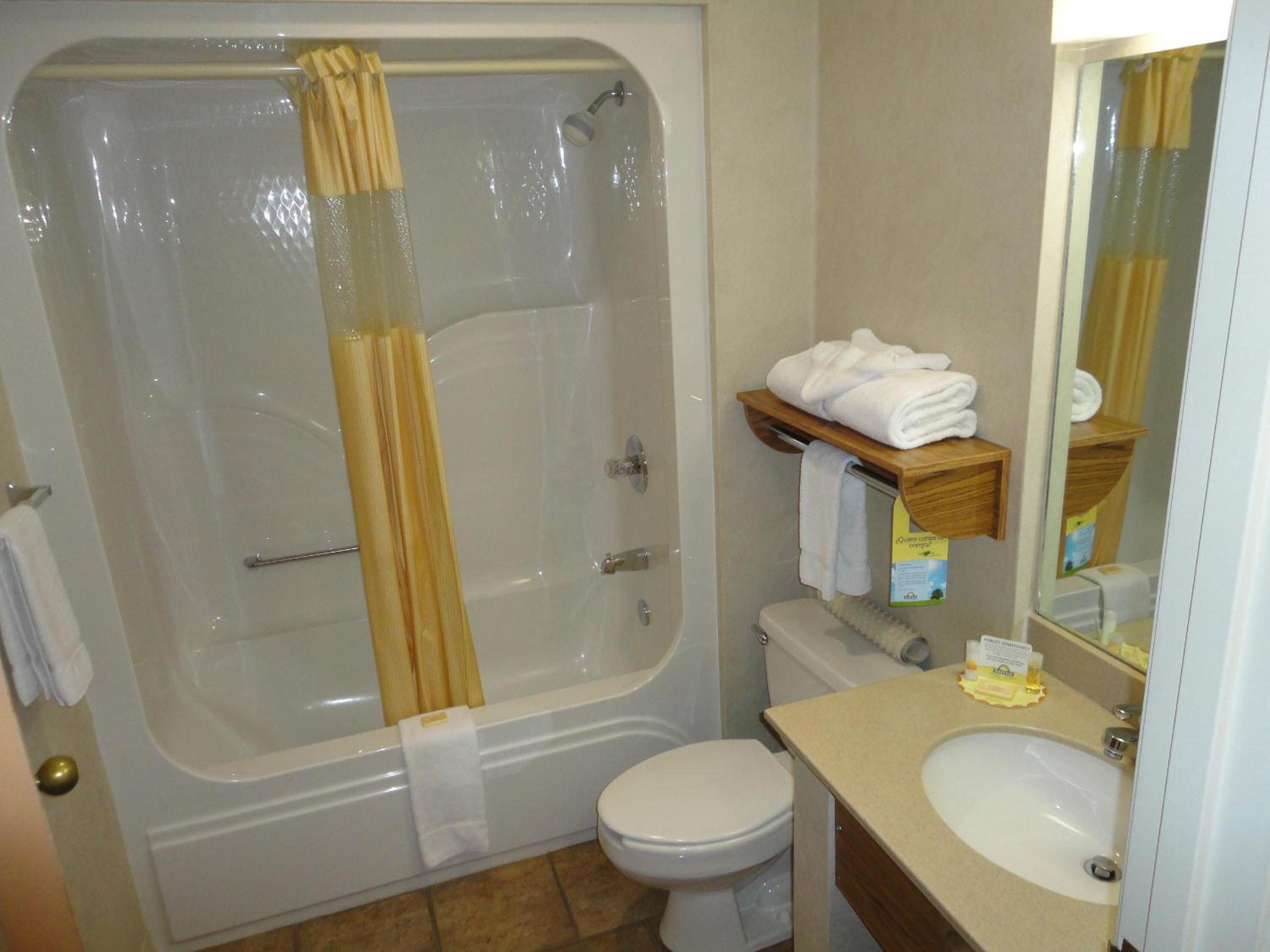 Deluxe Queen Room with Two Queen Beds - Non-Smoking - Photo 2