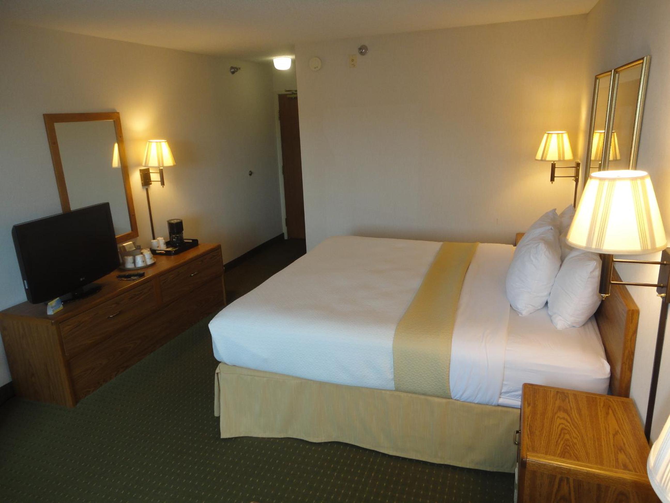 Studio Suite with Three Queen Beds - Non-Smoking - Photo 1