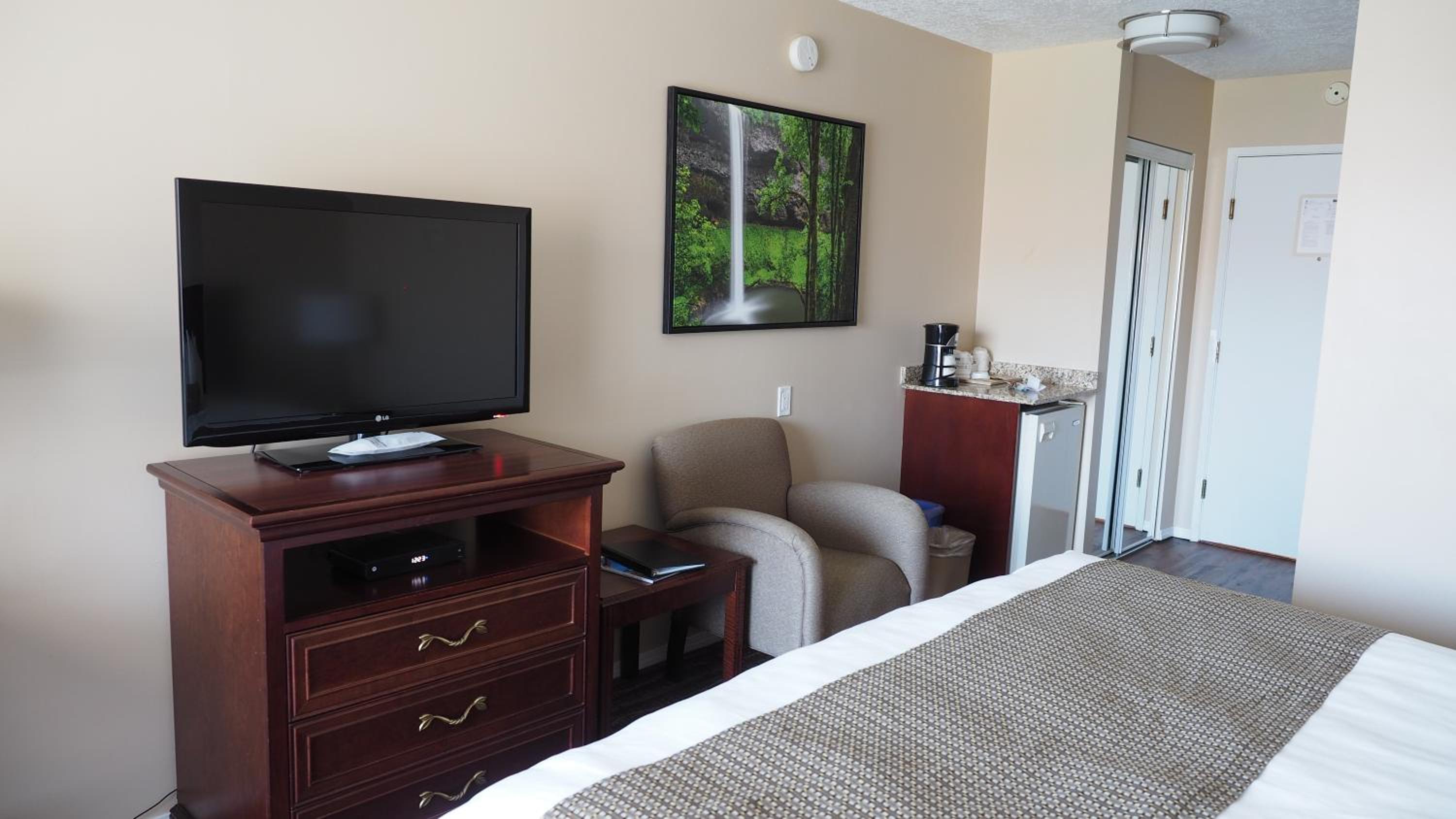 King Room - Non-Smoking - Photo 2