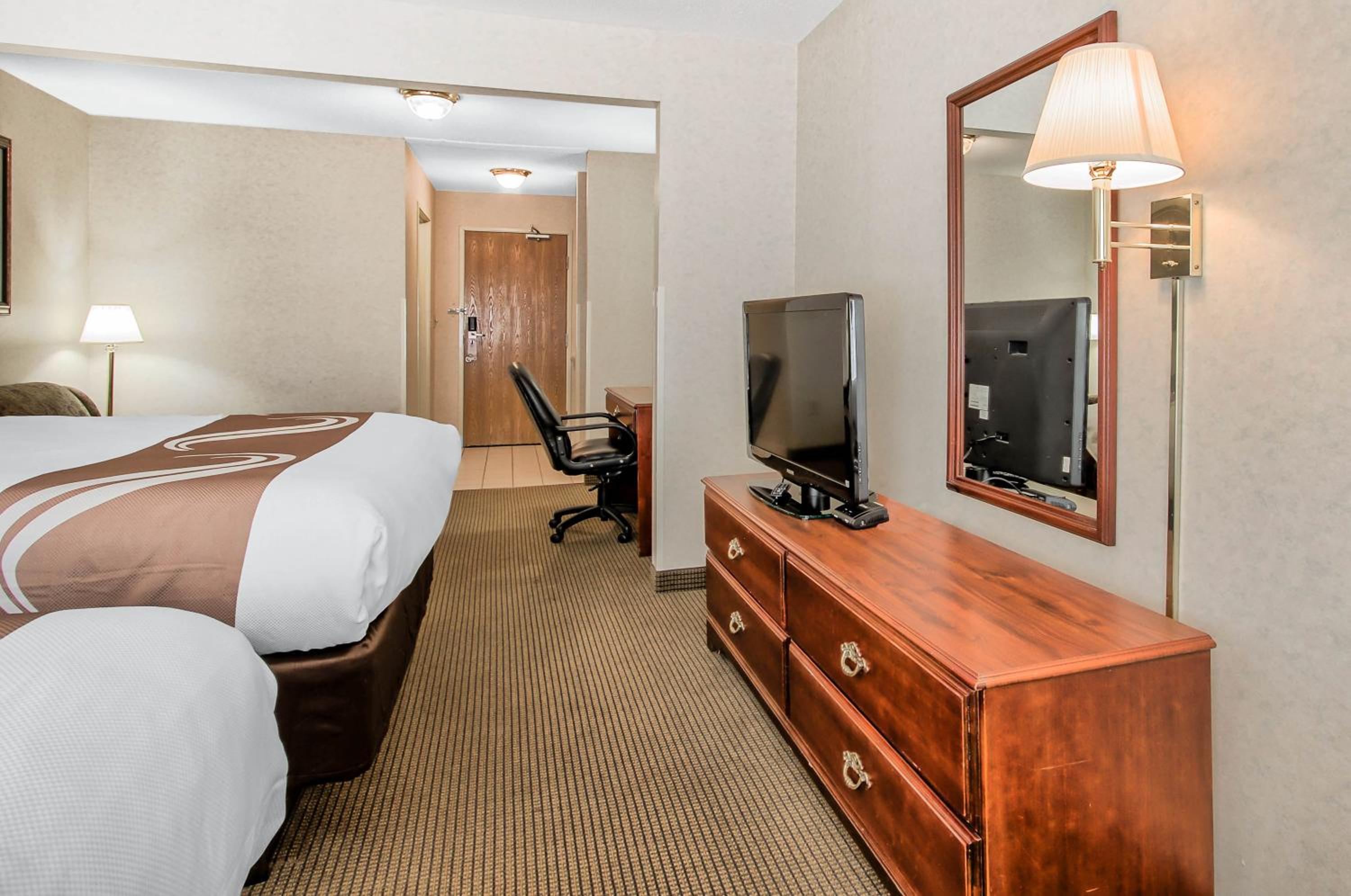 Standard Queen Room with Two Queen Beds and Sofa Bed - Non-Smoking - Photo 2