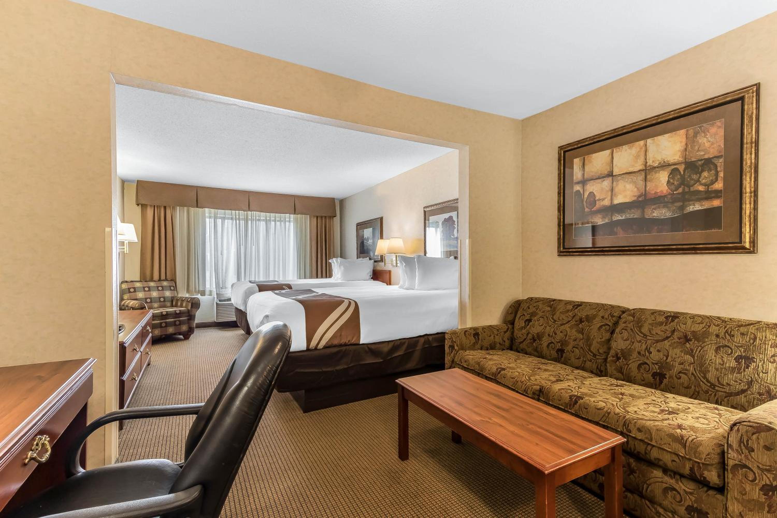 Standard Queen Room with Two Queen Beds and Sofa Bed - Non-Smoking - Photo 7