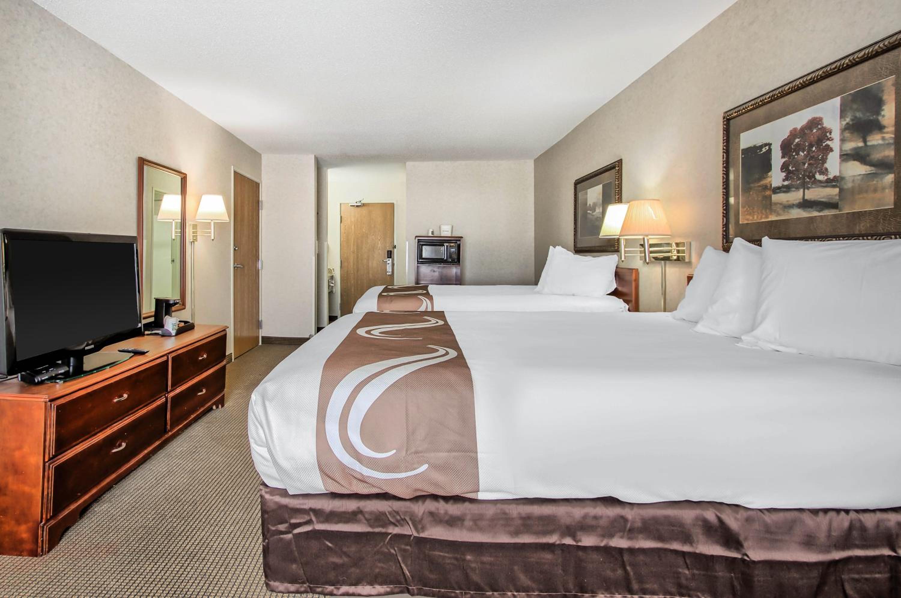 Queen Room with Two Queen Beds - Non-Smoking - Photo 4