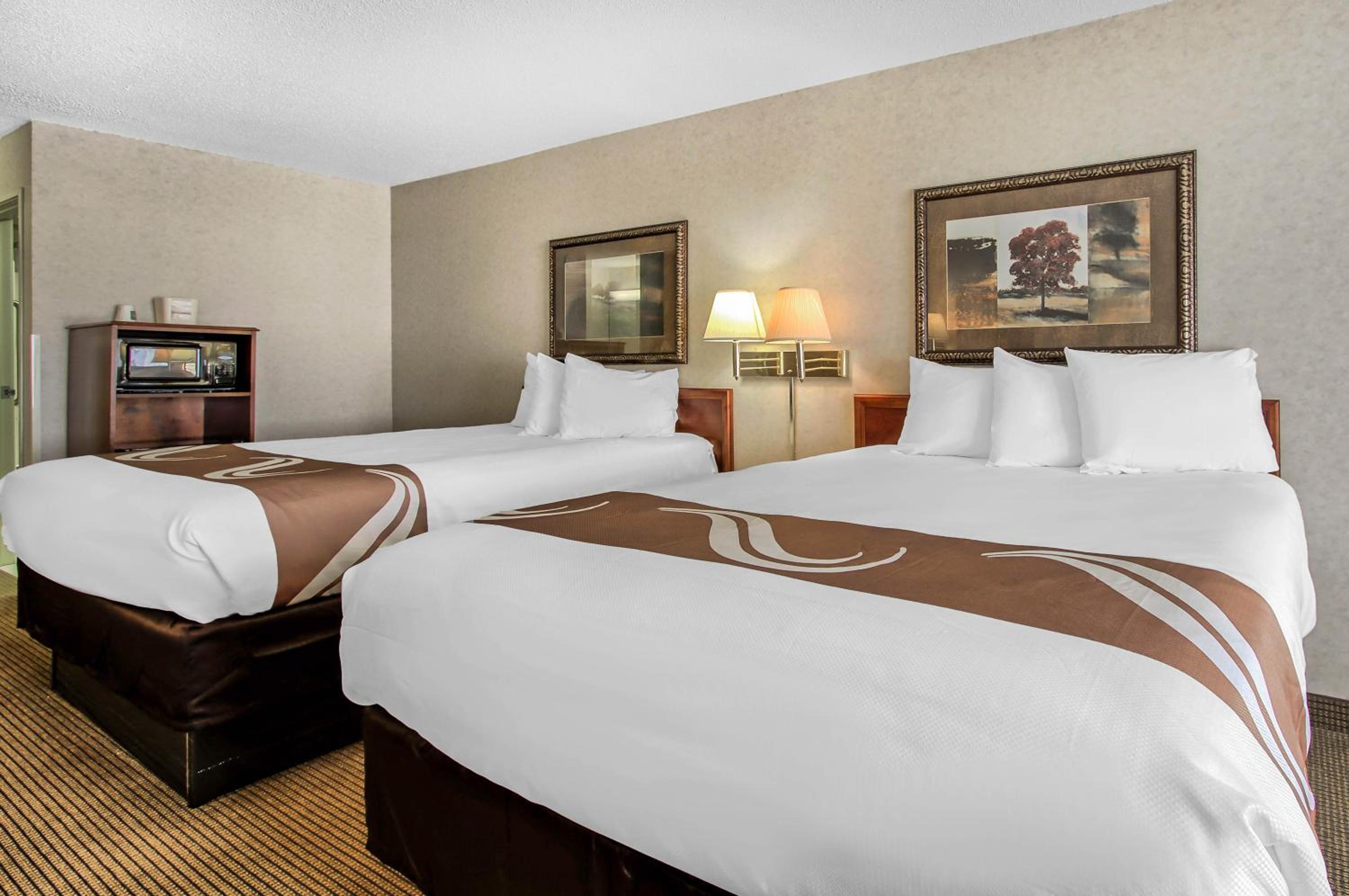 Queen Room with Two Queen Beds - Non-Smoking - Photo 3