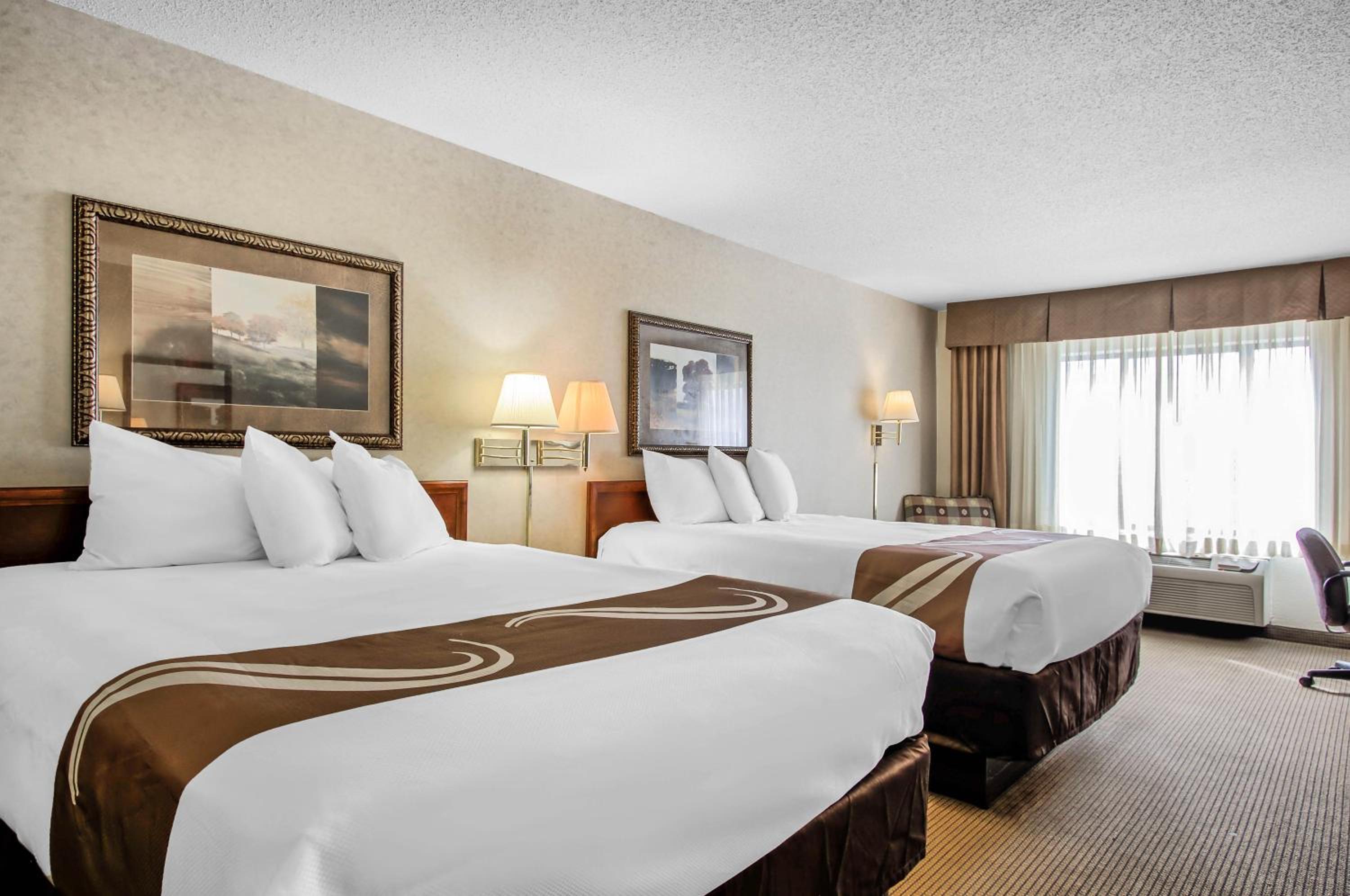Queen Room with Two Queen Beds - Non-Smoking - Photo 2