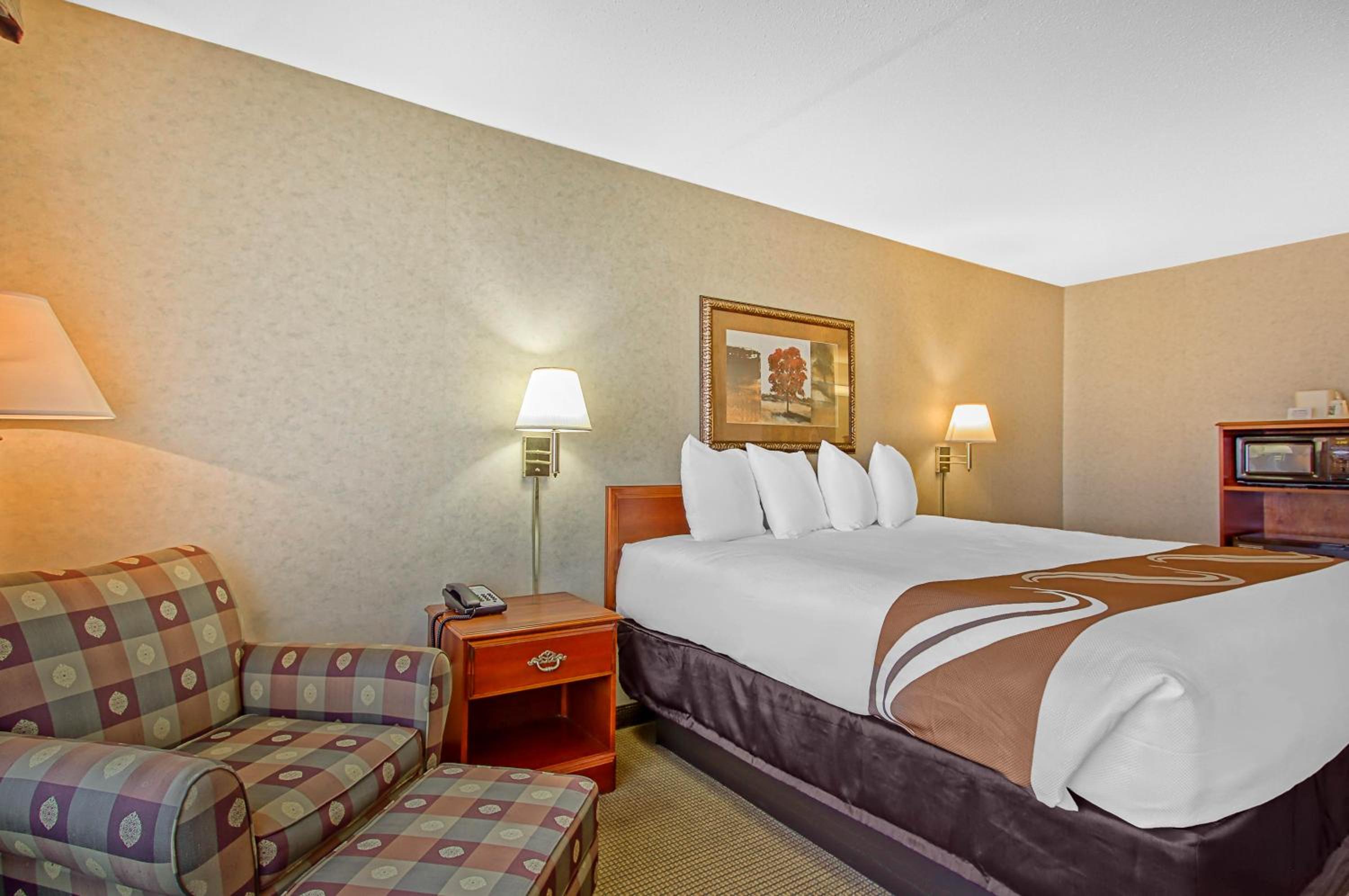 King Room - Non-Smoking - Photo 8