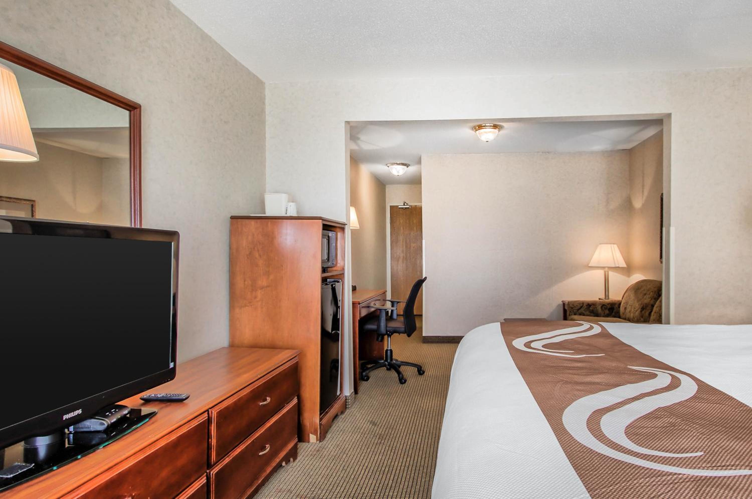 King Room with Sofa Bed - Non-Smoking - Photo 7