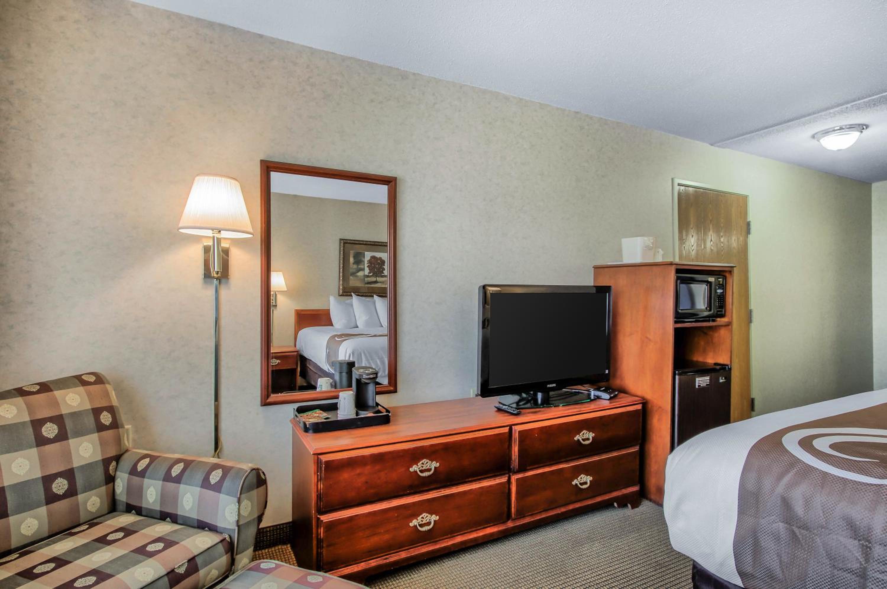 Standard Queen Room with Two Queen Beds and Sofa Bed - Non-Smoking - Photo 8